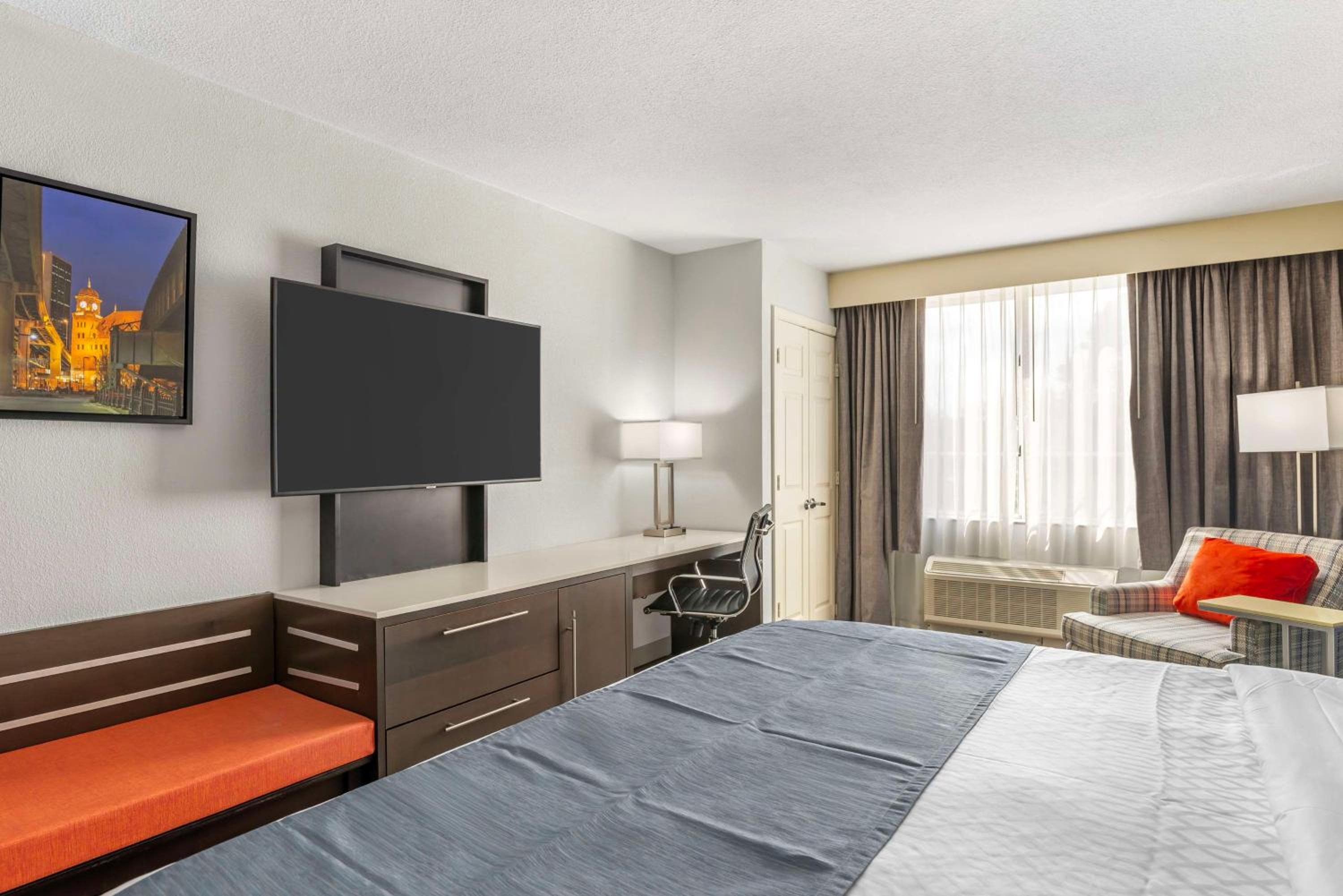 One-Bedroom King Suite with Sofa Bed - Non-Smoking photo 3