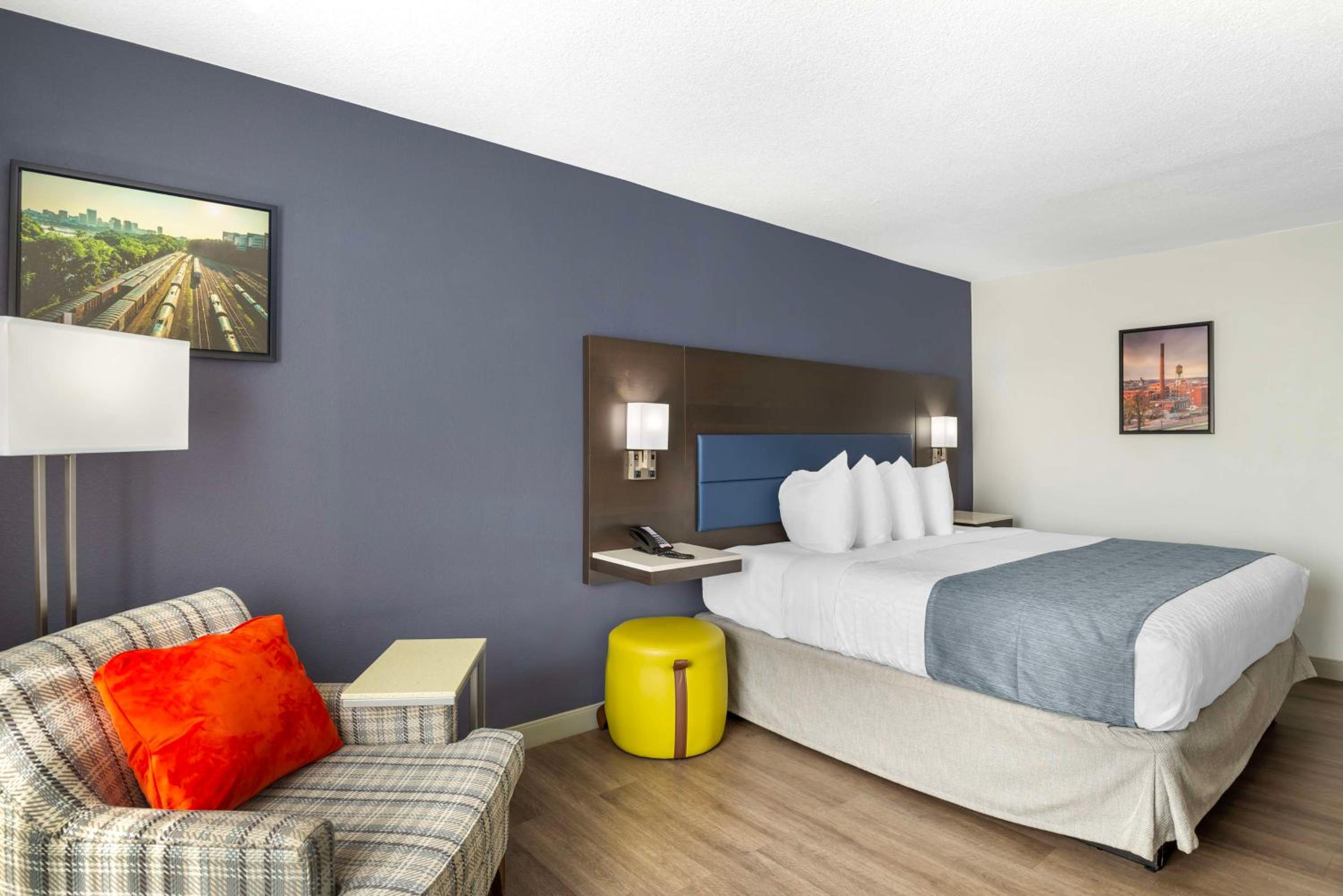 One-Bedroom King Suite with Sofa Bed - Non-Smoking photo 2