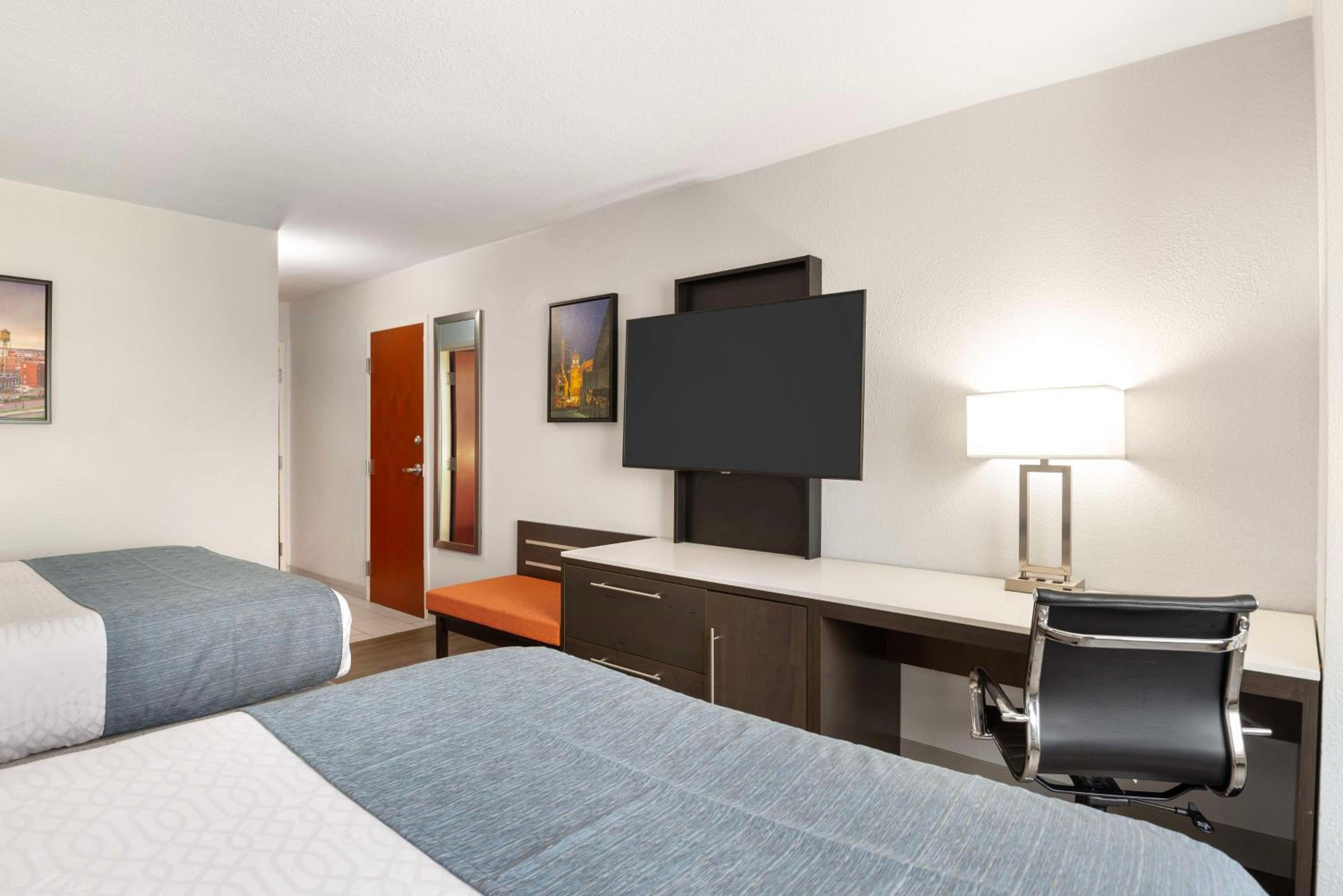Queen Room with Two Queen Beds and Bath Tub - Disability Access/Non-Smoking  photo 1