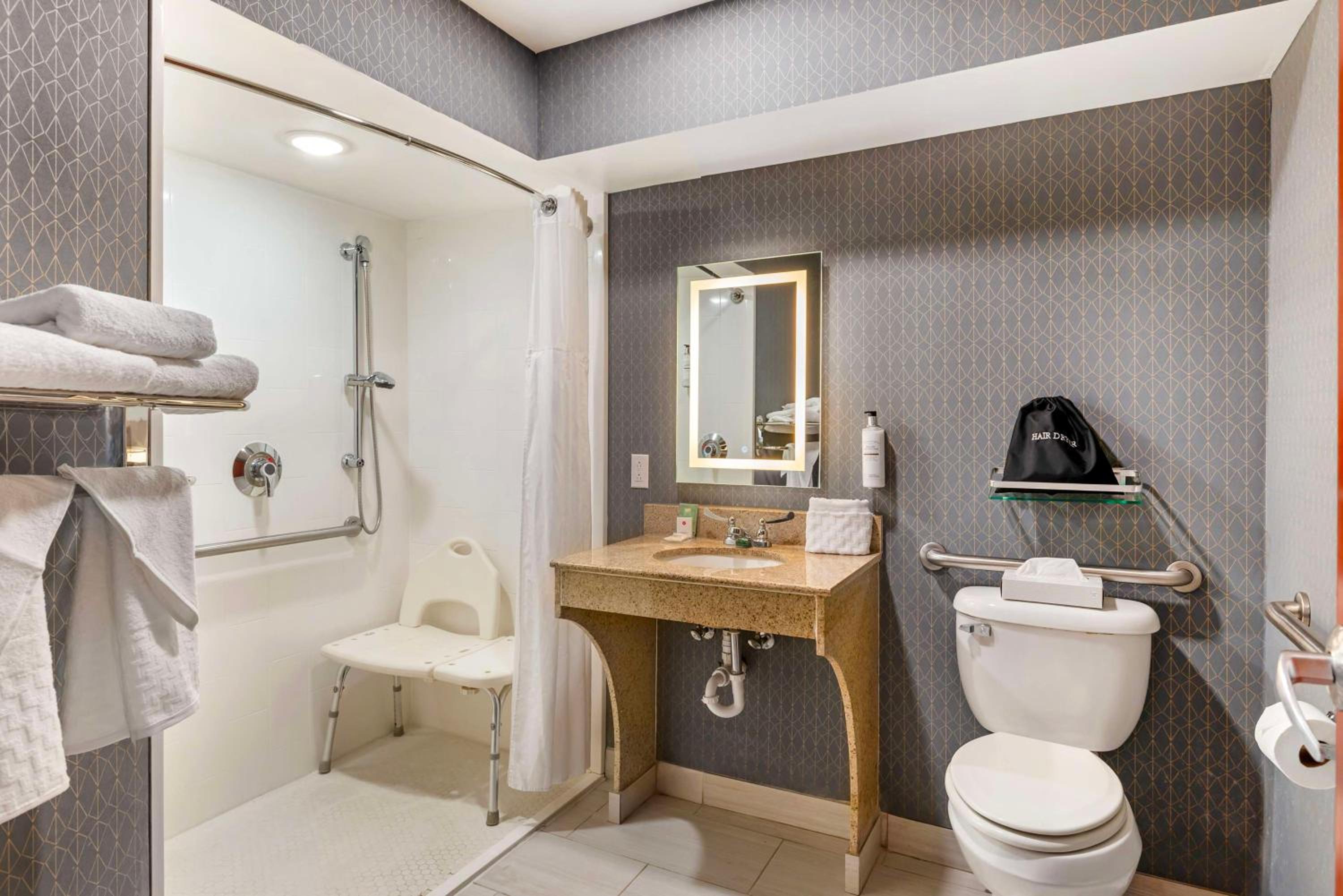 King Room with Roll-in Shower - Disability Access/Non-Smoking photo 2
