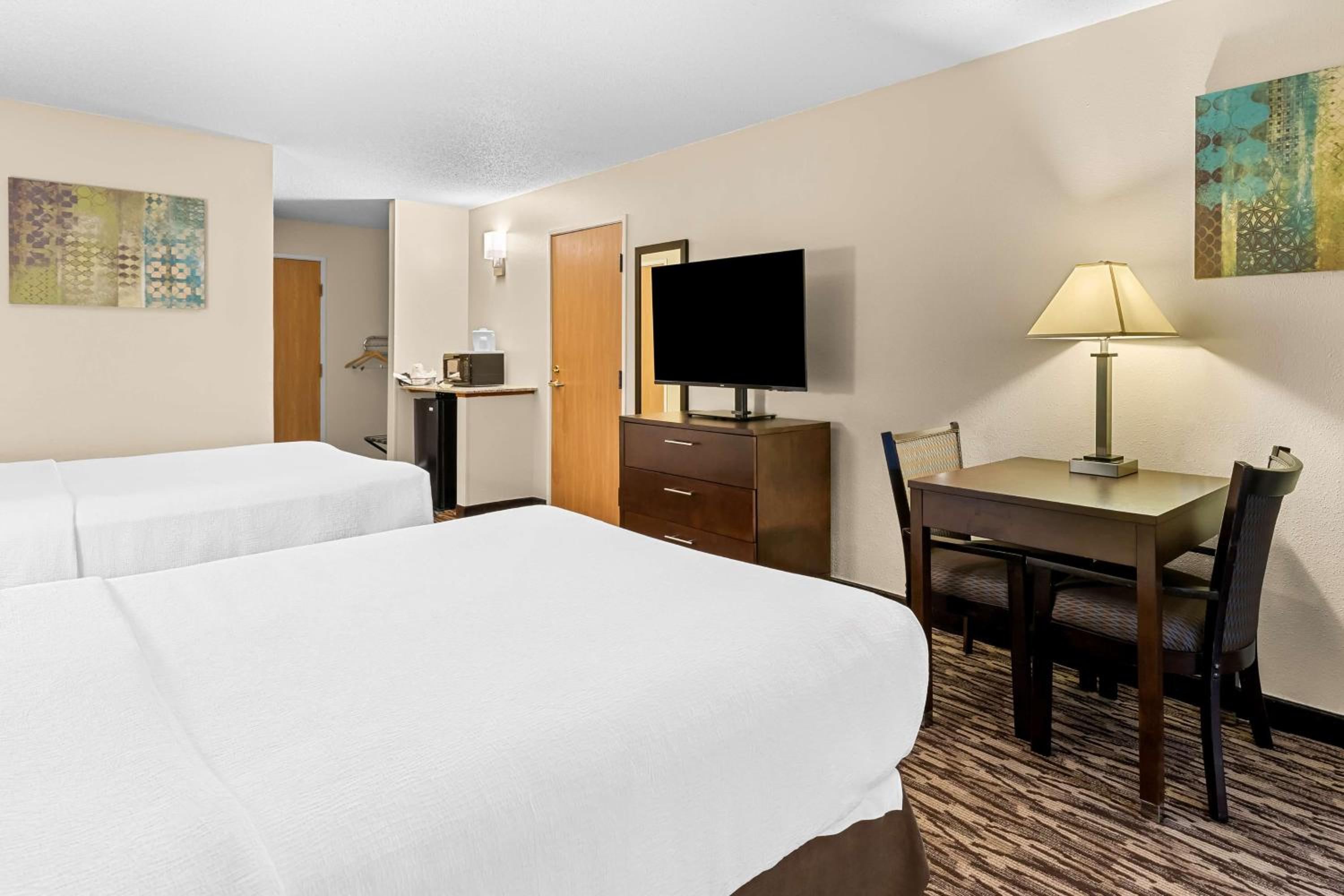 Queen Room with Two Queen Beds - Mobility Access photo 2