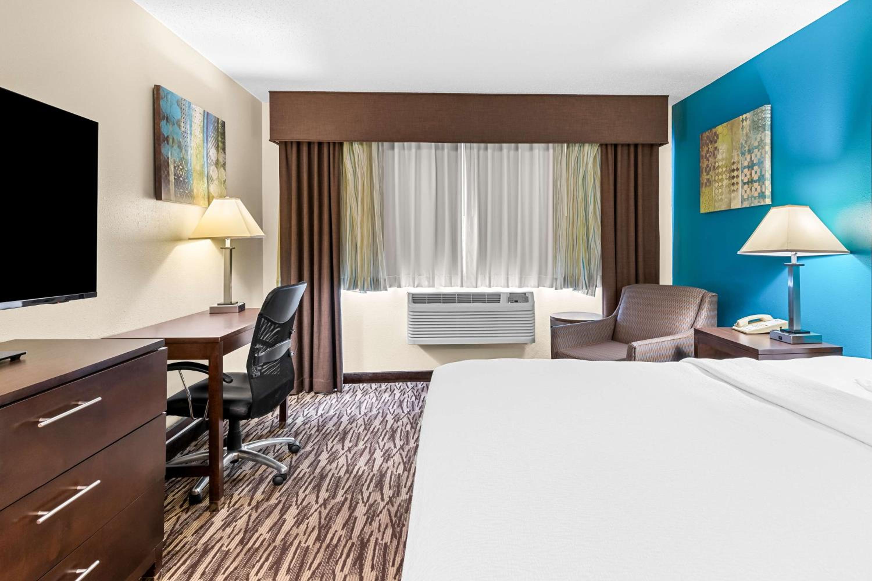 King Room with Roll In Shower - Mobility Access photo 2