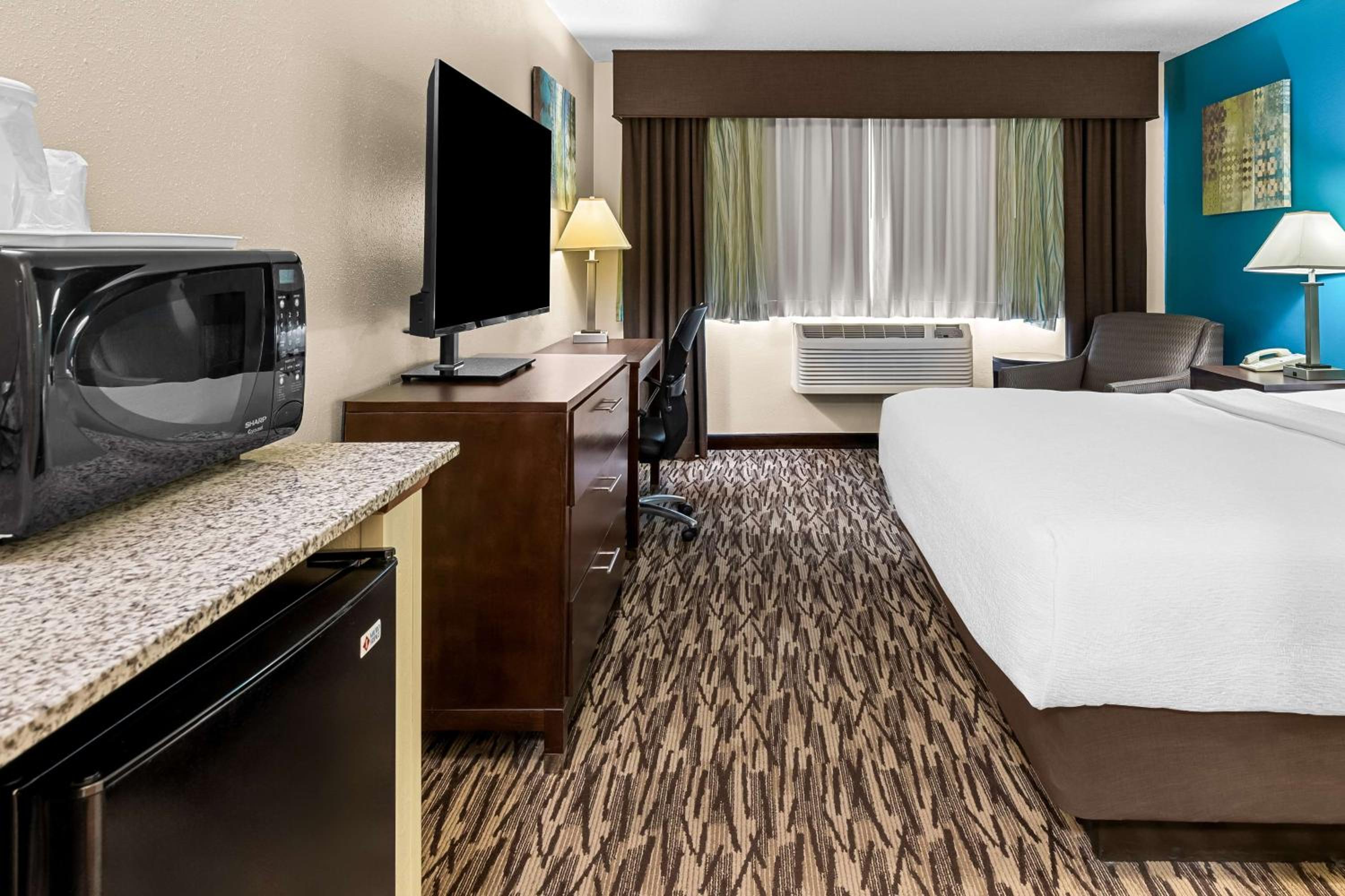 King Room with Roll In Shower - Mobility Access