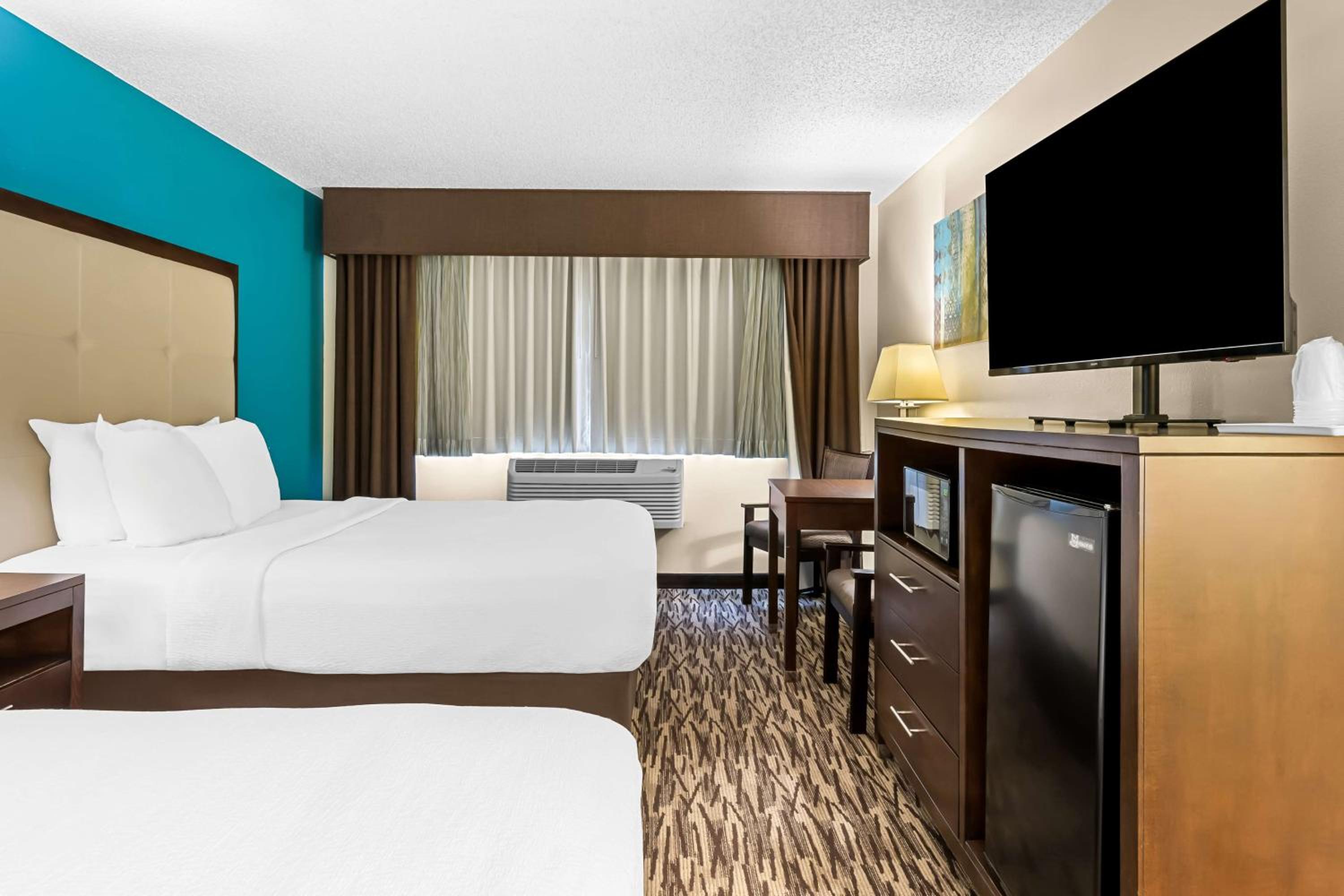 Queen Room with Two Queen Beds - Non-Smoking photo 2