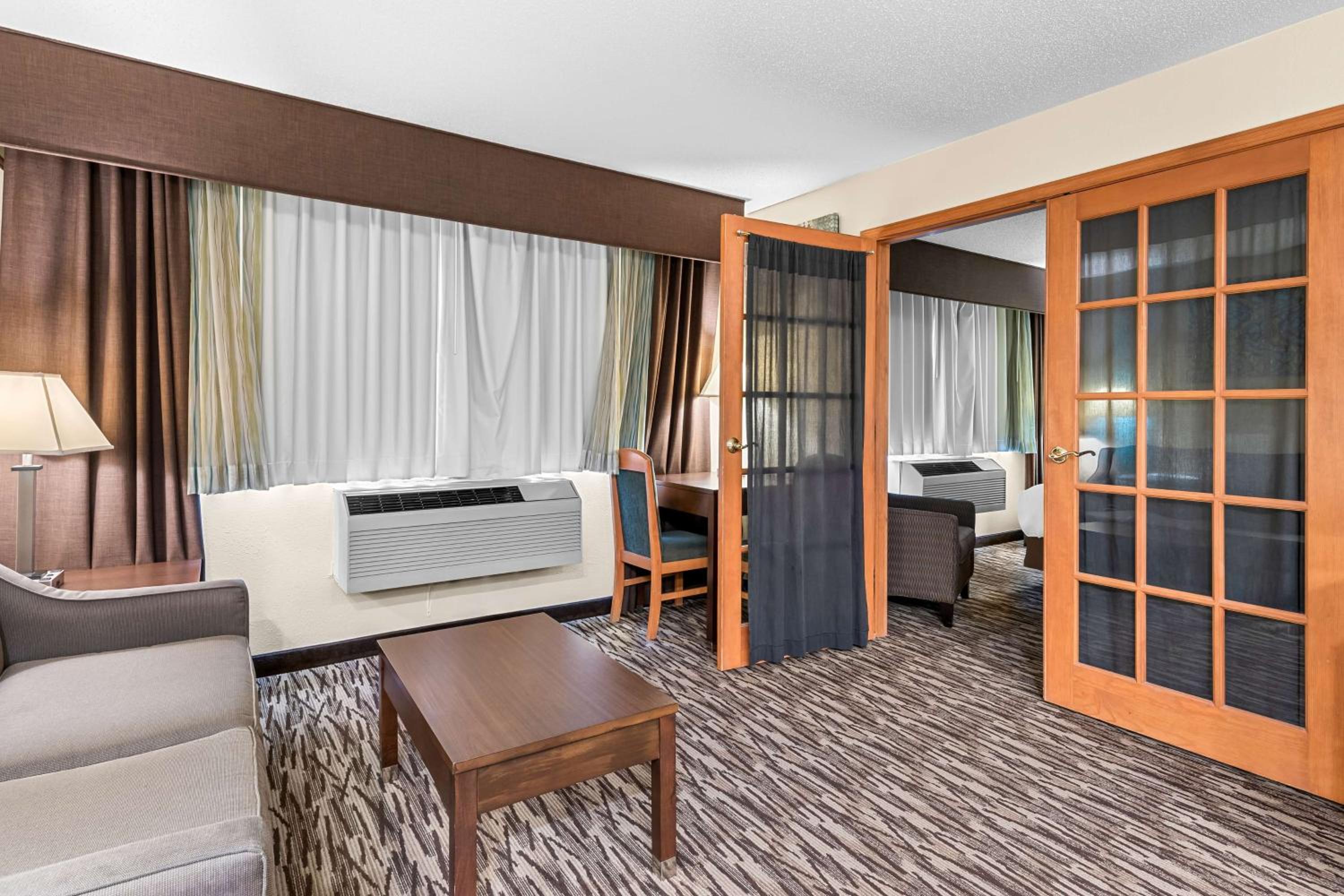 Two-Room King Suite with Bath Tub and Sofa Bed - Disability Access/Non-Smoking photo 3