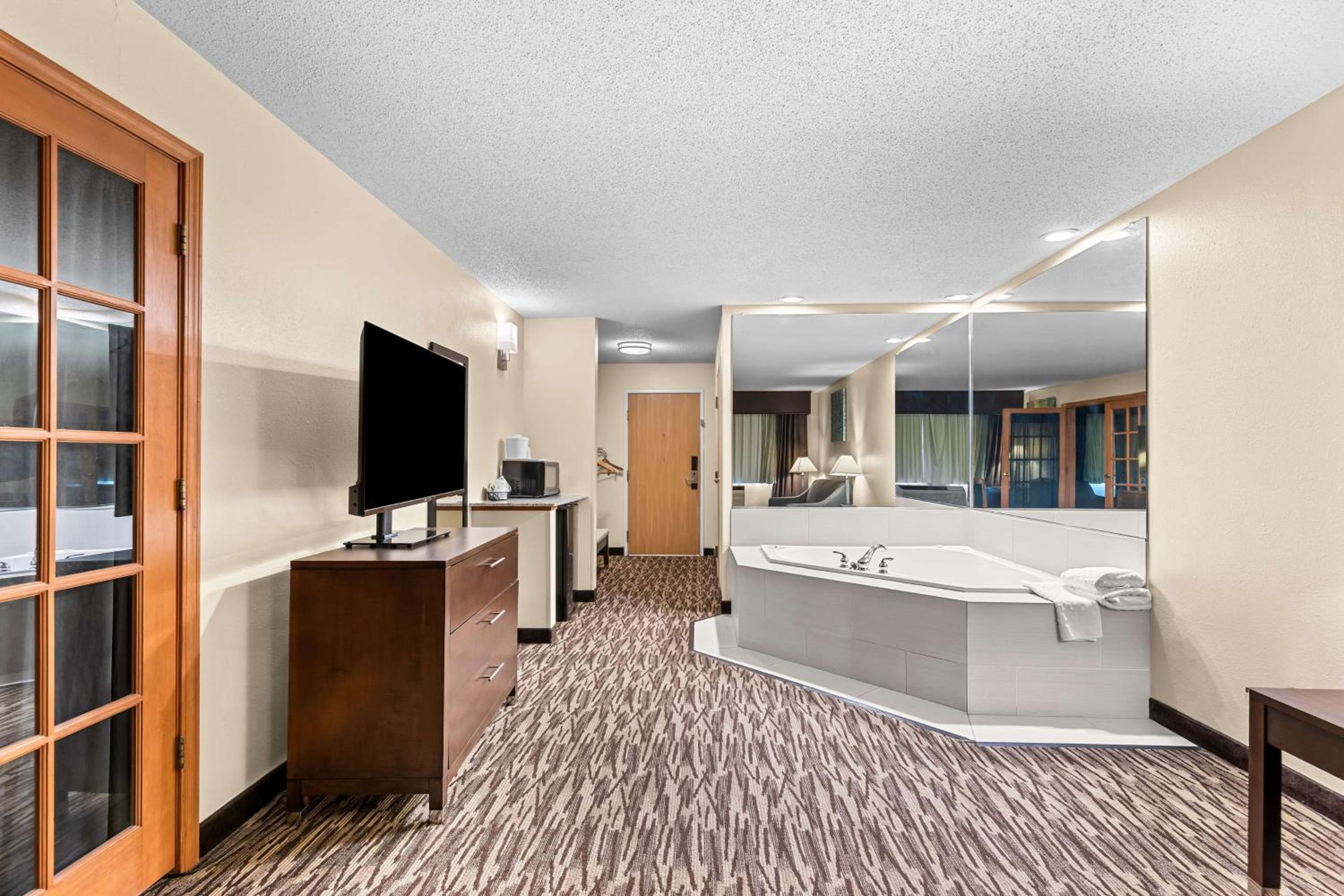 Two-Room King Suite with Bath Tub and Sofa Bed - Disability Access/Non-Smoking photo 2