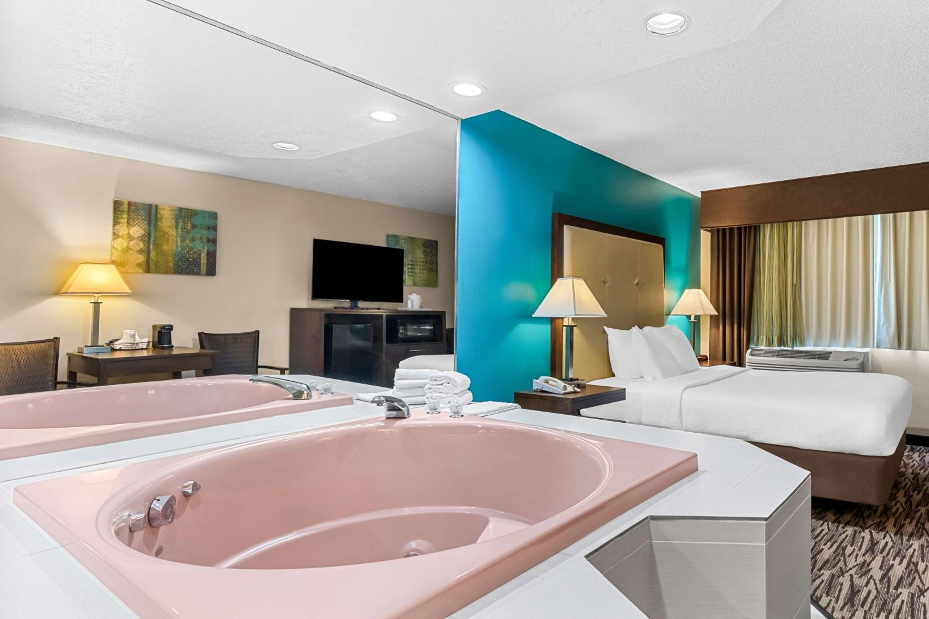 Queen Room with Whirlpool - Non-Smoking