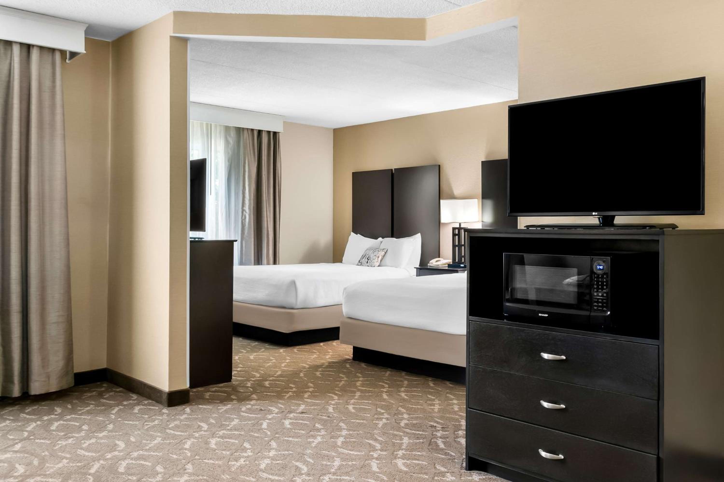 Queen Suite with Two Queen Beds - Non-Smoking - Photo 1