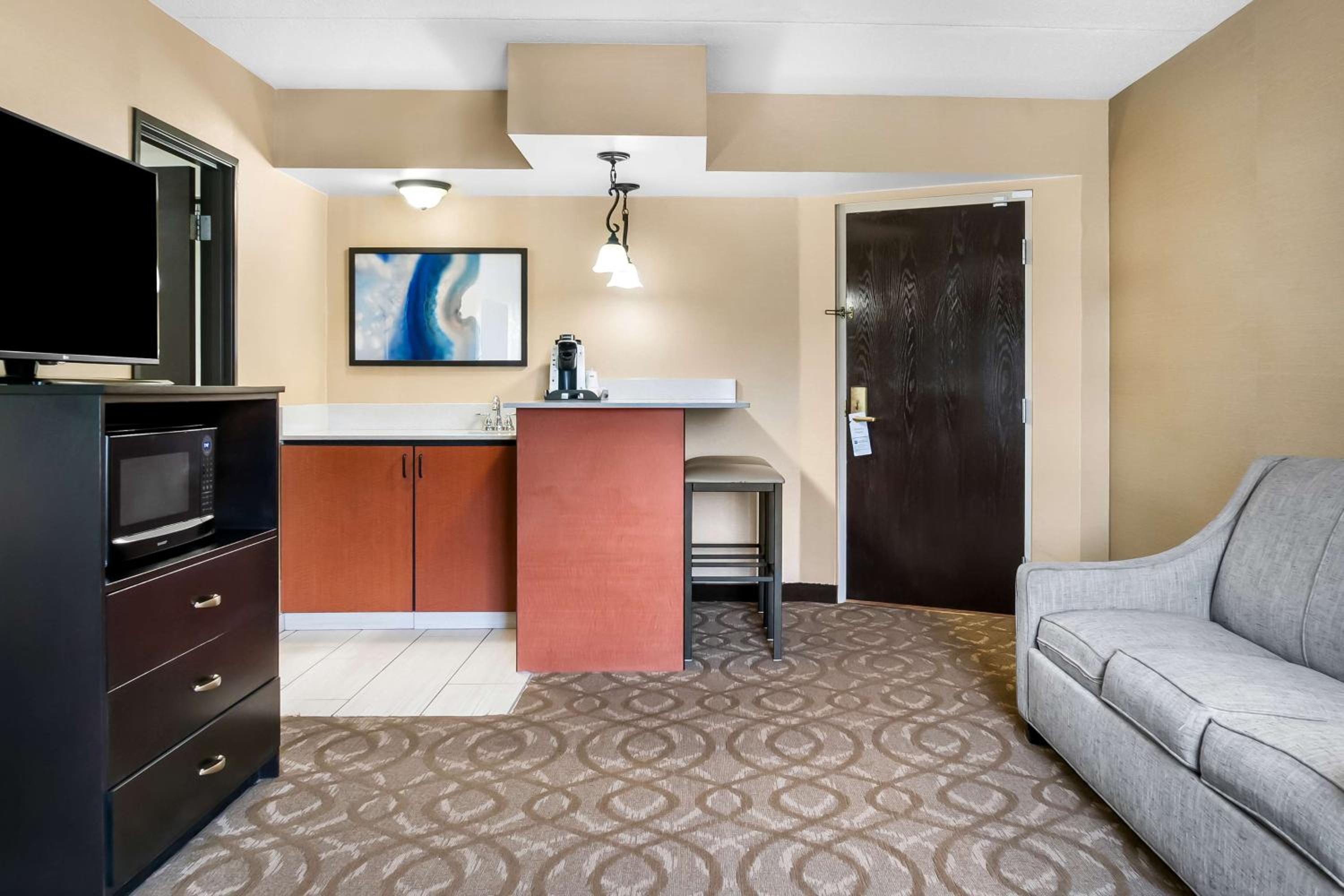 Queen Suite with Two Queen Beds - Non-Smoking - Photo 3