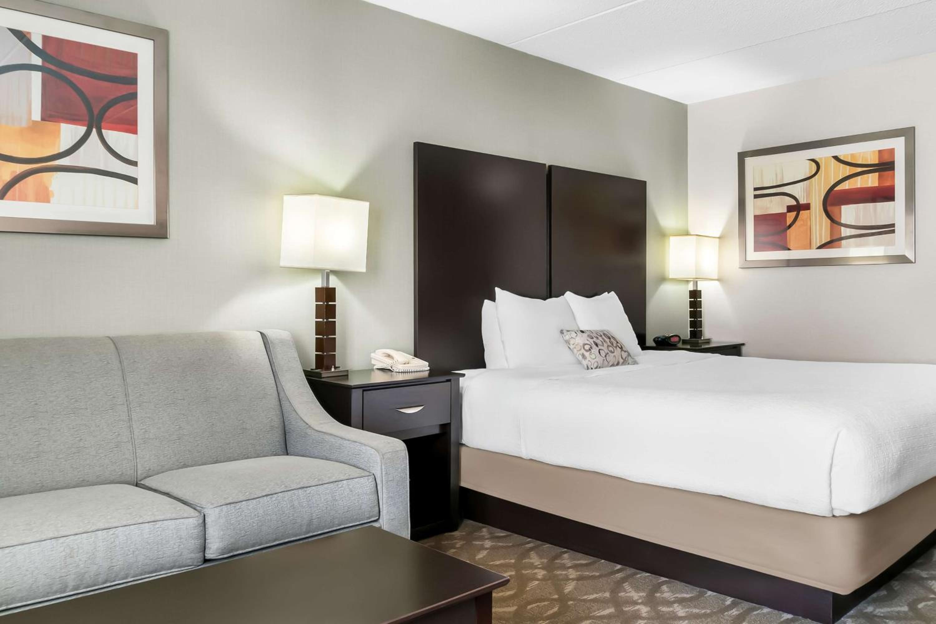 King Room with Sofa Bed - Photo 4