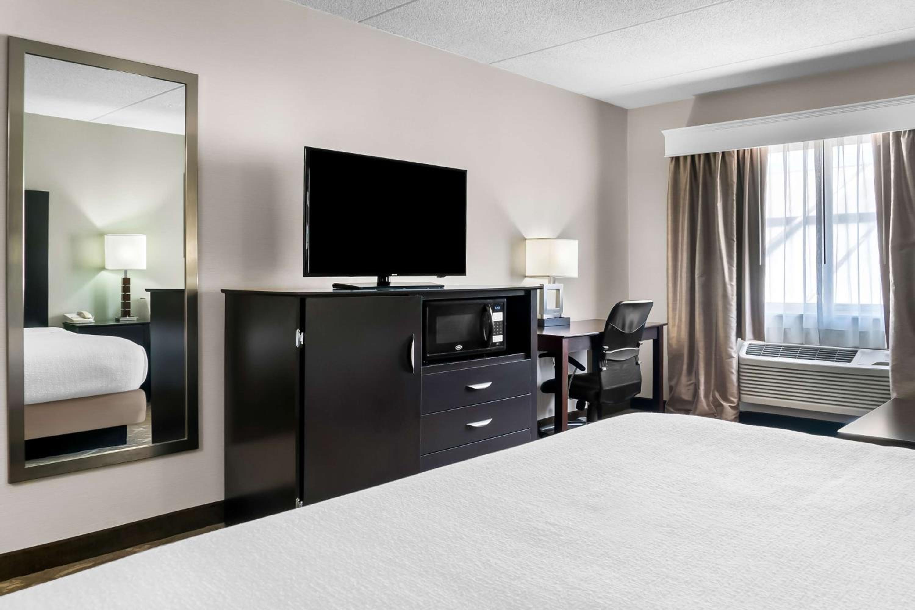 King Room with Sofa Bed - Photo 2