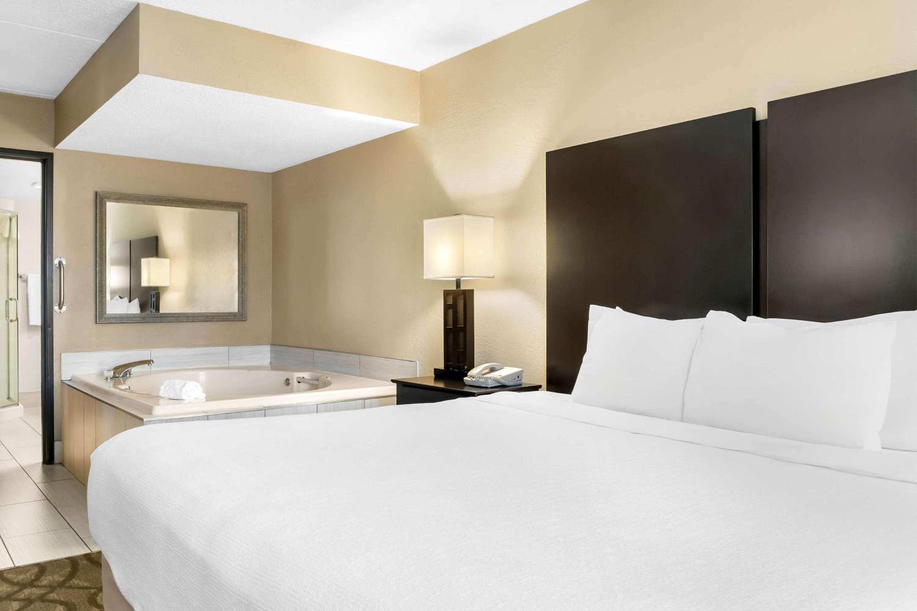 One-Bedroom King Suite with Sofa Bed, Kitchenette and Spa Bath - Non-Smoking - Photo 1