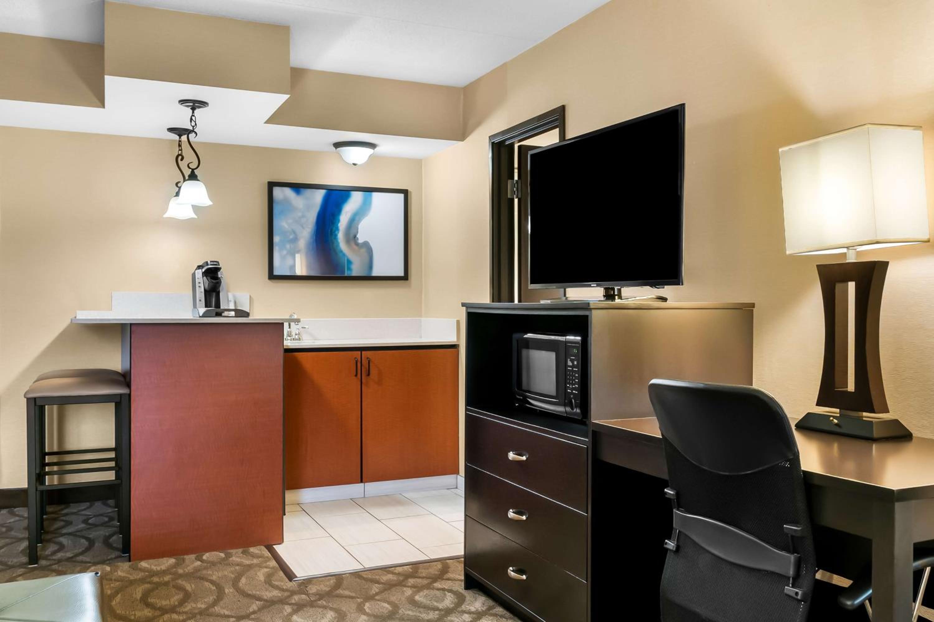 One-Bedroom King Suite with Sofa Bed, Kitchenette and Spa Bath - Non-Smoking - Photo 5