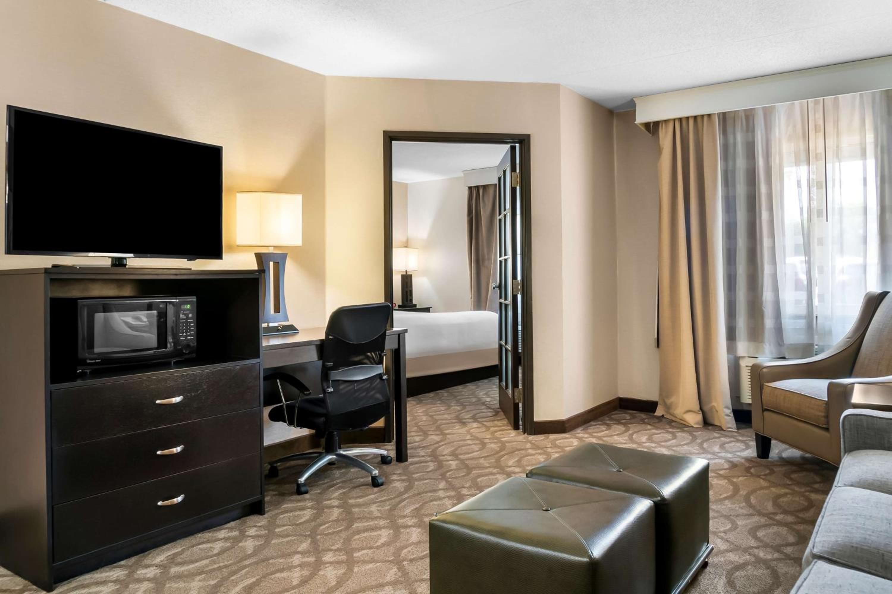 One-Bedroom King Suite with Sofa Bed, Kitchenette and Spa Bath - Non-Smoking - Photo 2