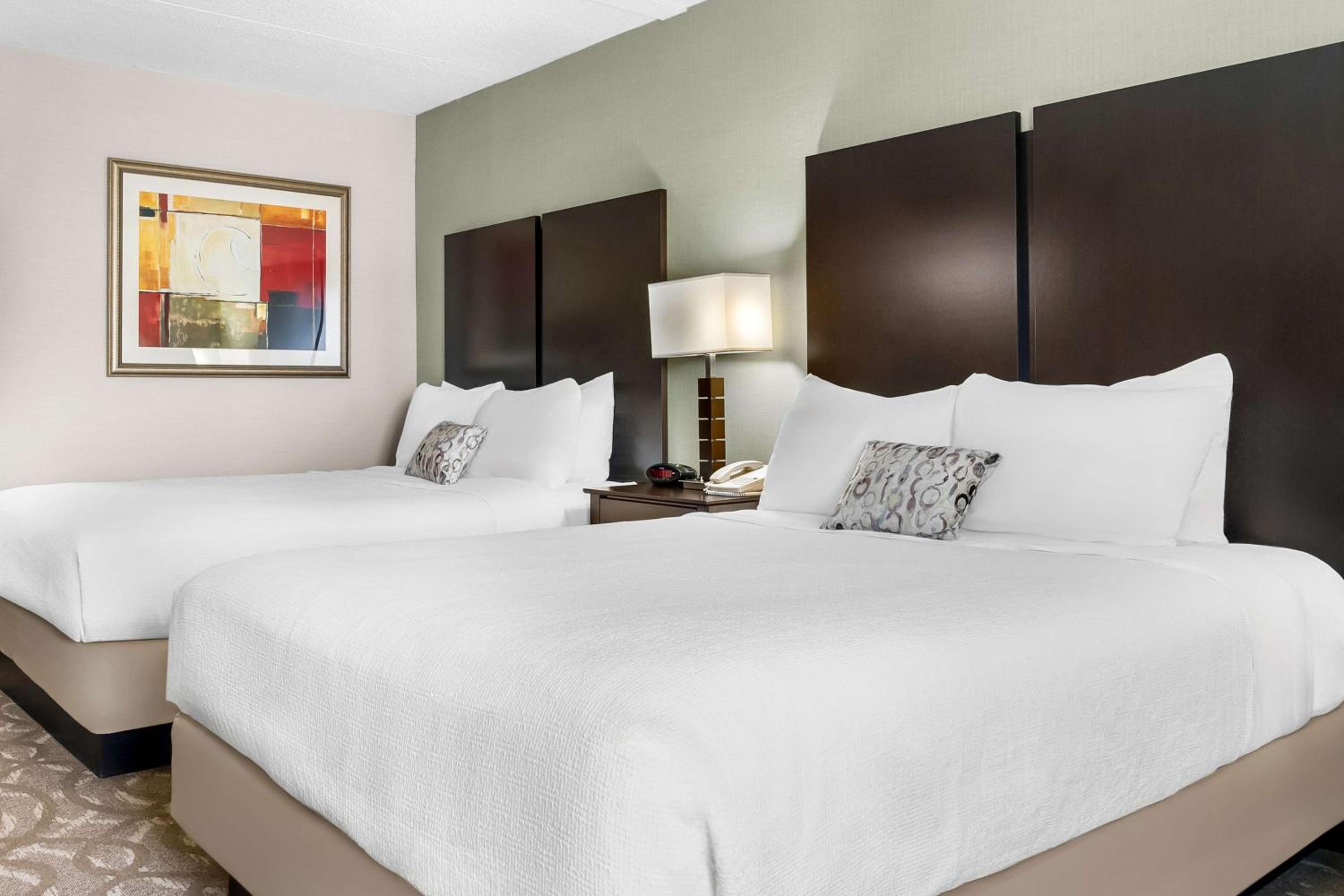 Queen Room with Two Queen Beds - Photo 4