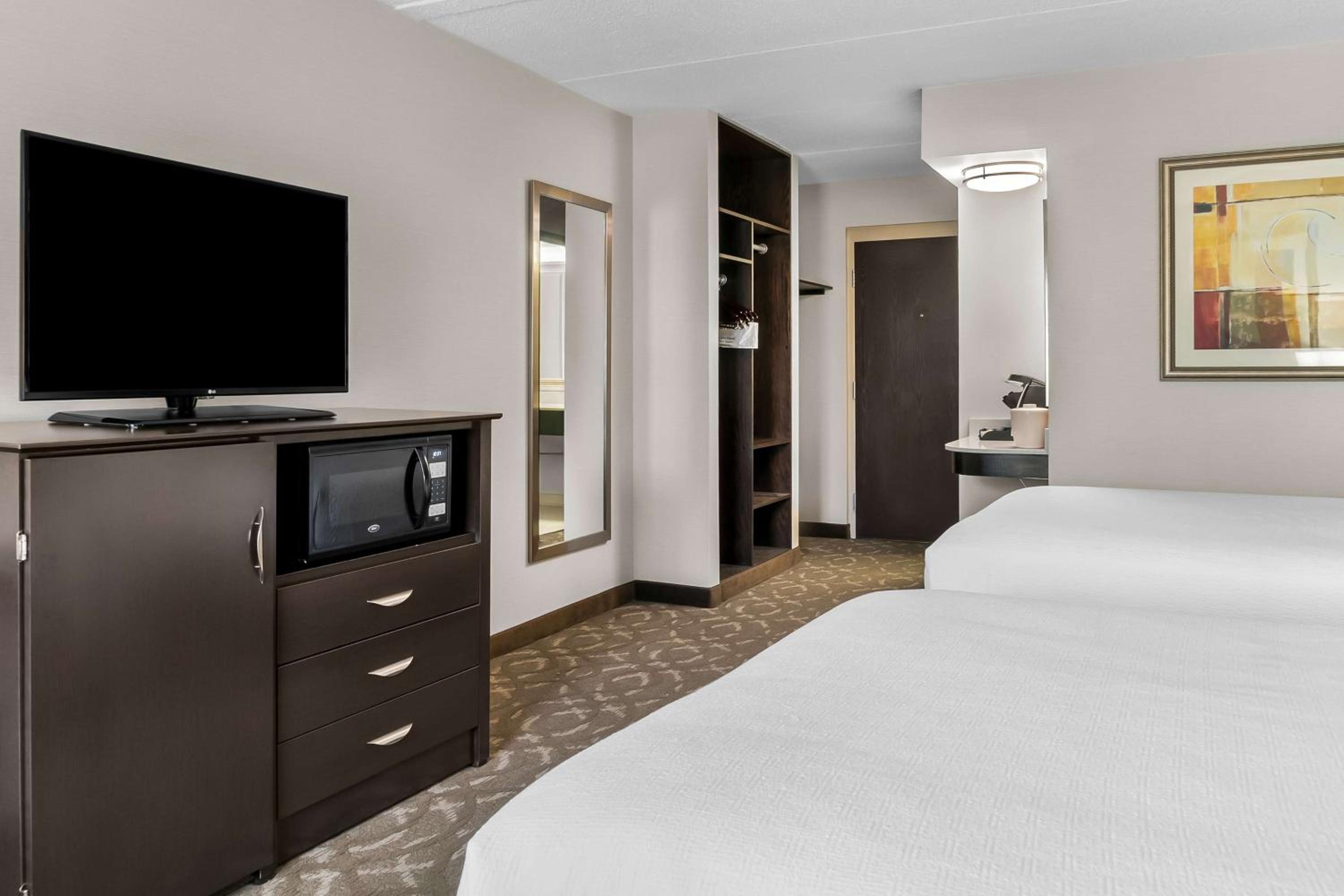 Queen Room with Two Queen Beds - Photo 3