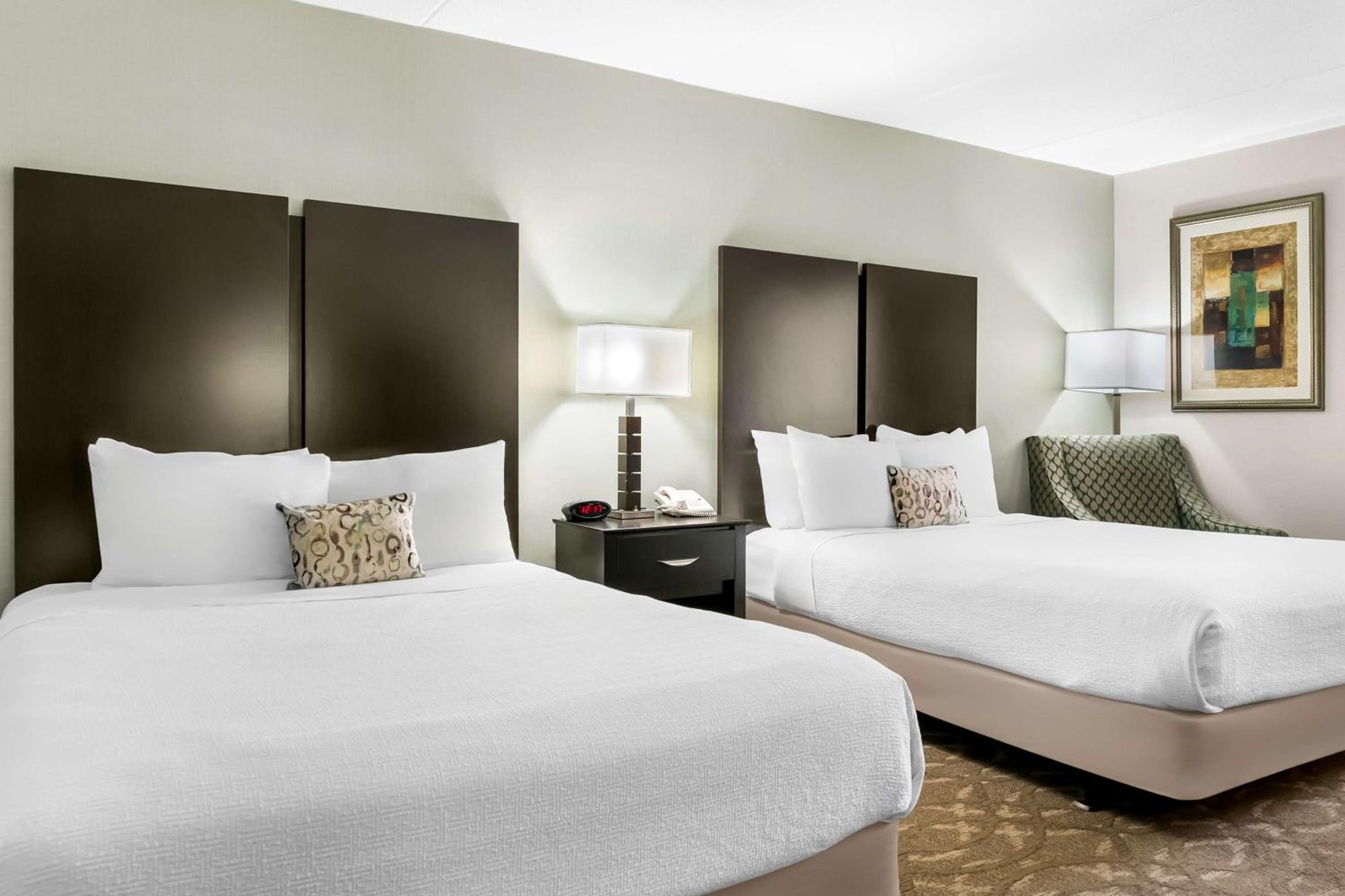 Queen Room with Two Queen Beds and Roll-In Shower - Disability Access/Non-Smoking - Photo 4