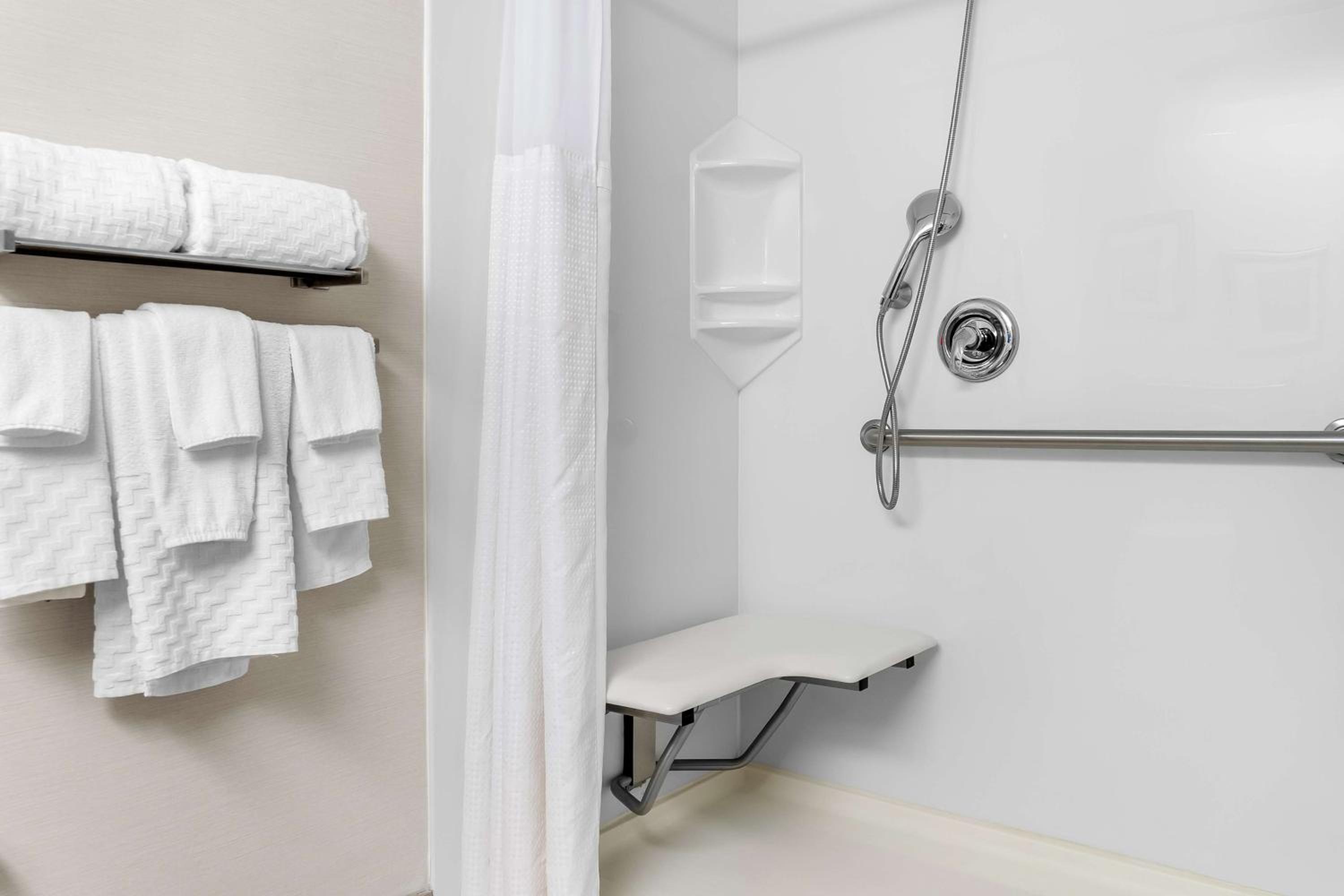 Queen Room with Two Queen Beds and Roll-In Shower - Disability Access/Non-Smoking - Photo 3