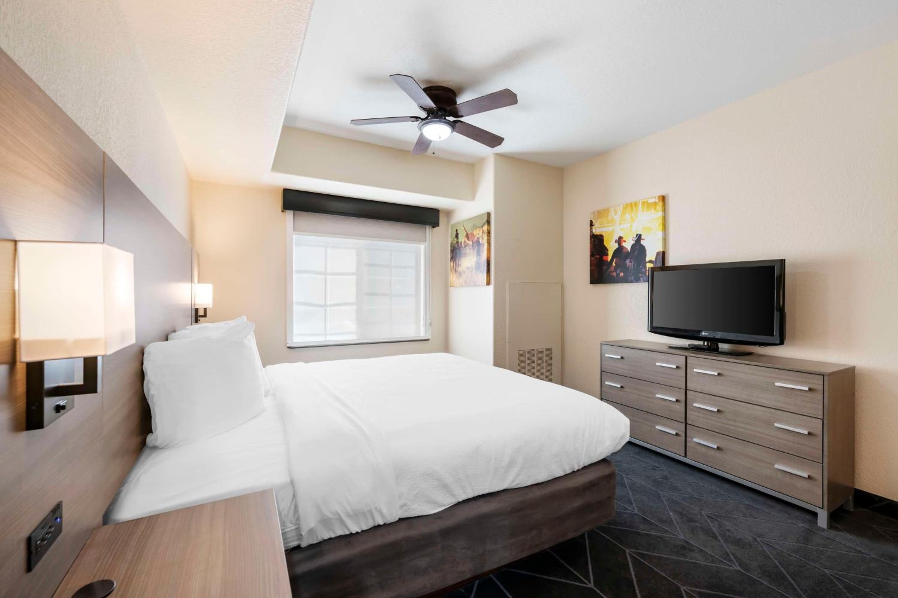 Family Room with One King Bed and Two Single Beds - Non-Smoking photo 1