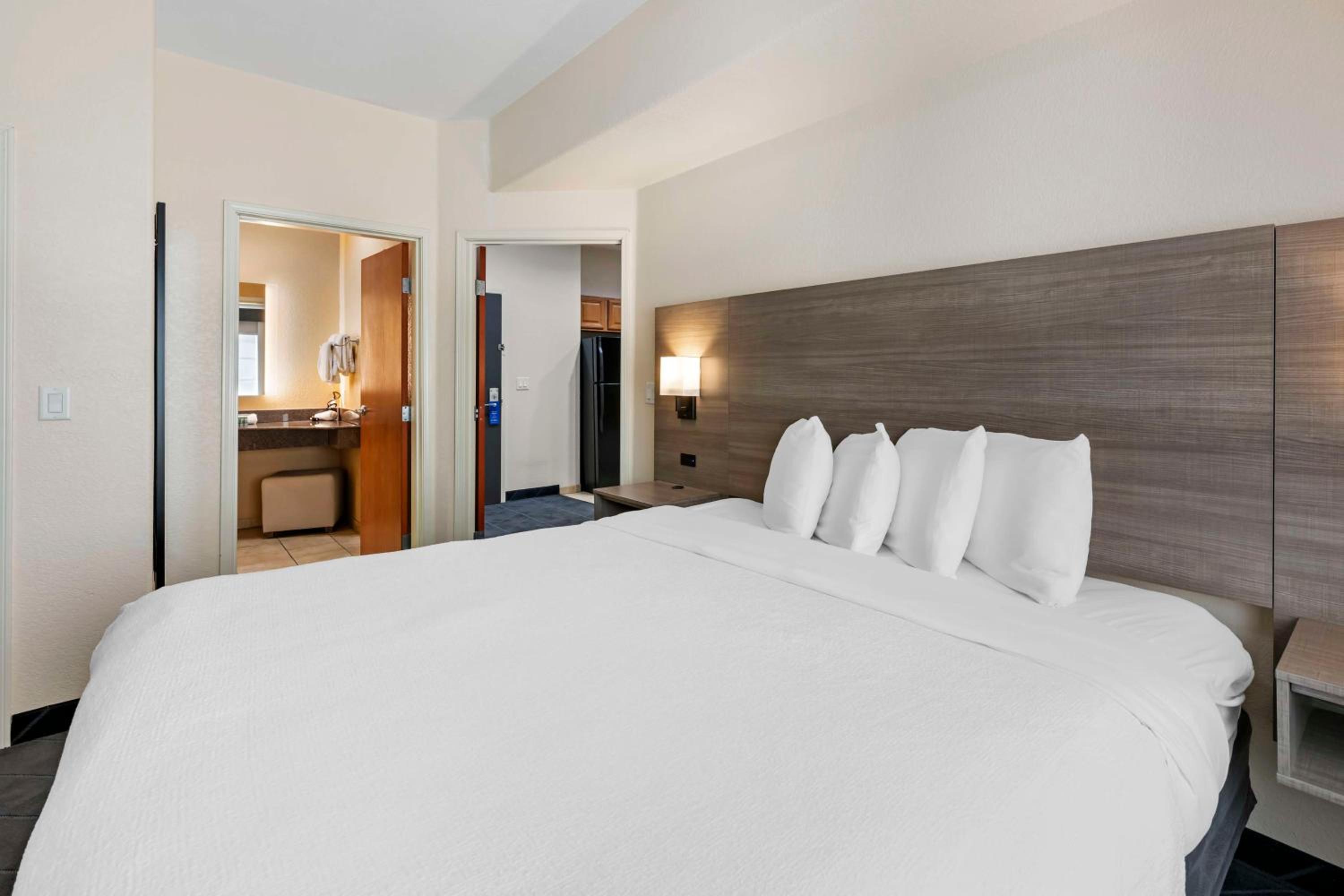 Family Room with One King Bed and Two Single Beds - Non-Smoking photo 3