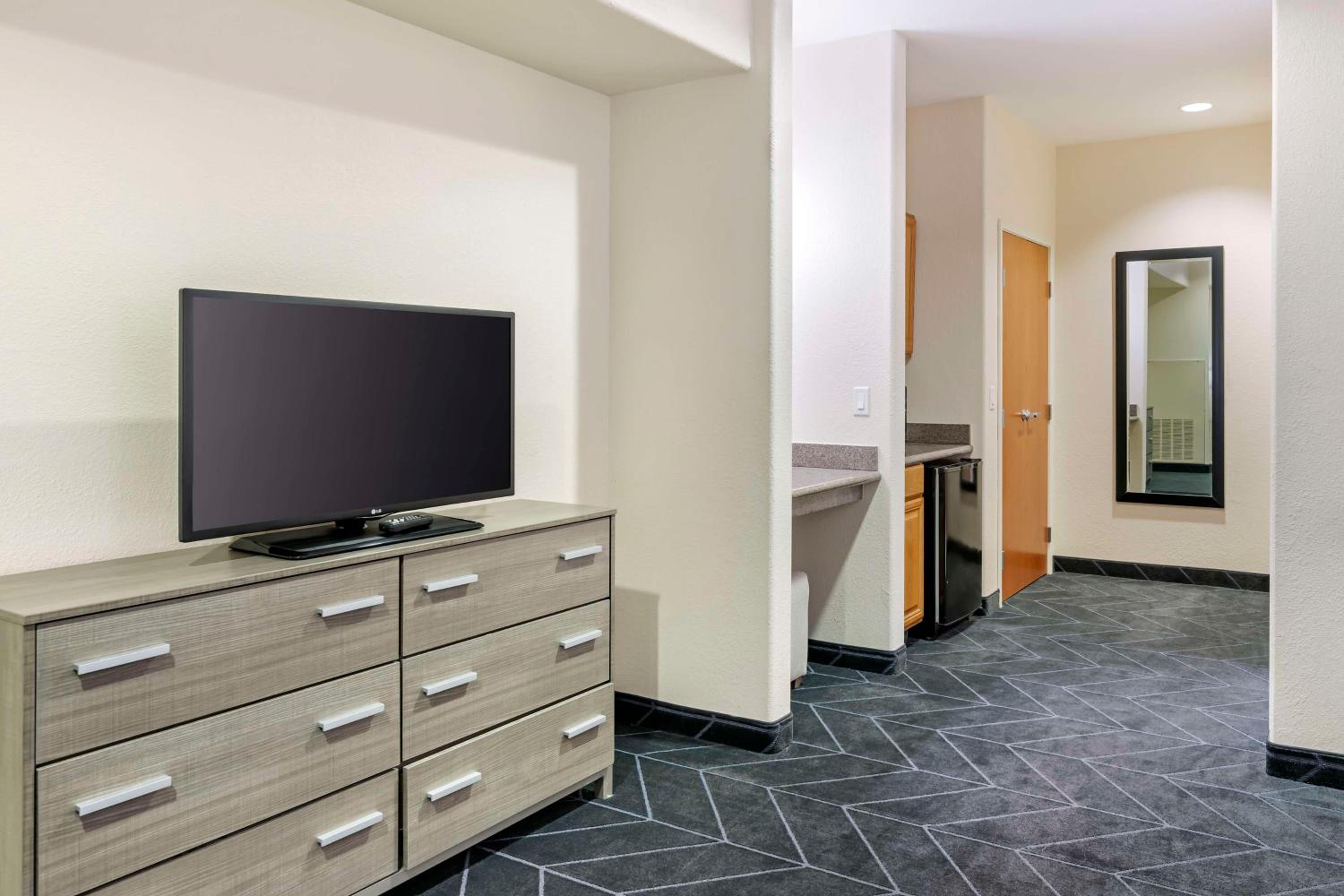 Queen Room with Two Queen Beds - Disability Access/Non-Smoking photo 3