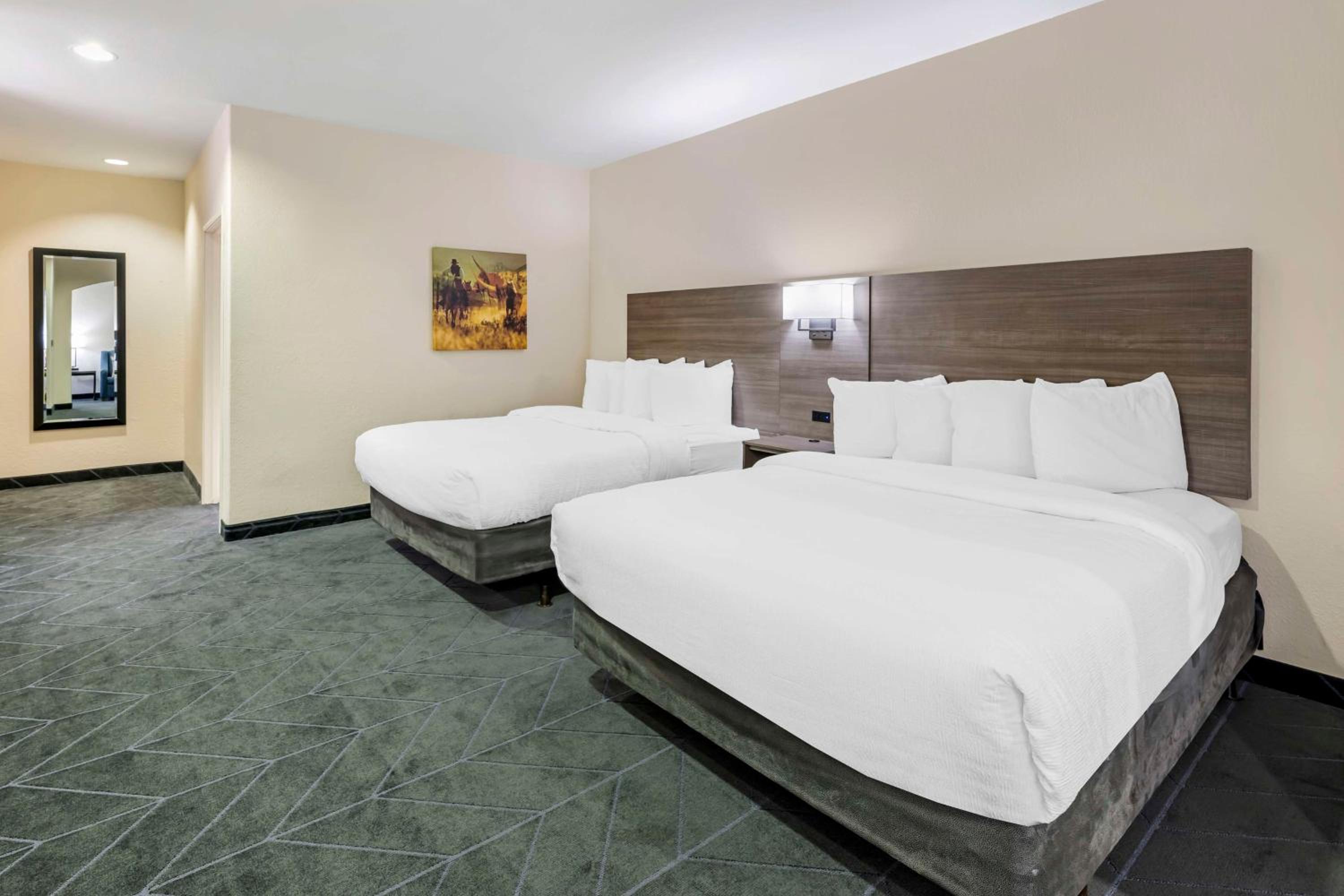 Queen Room with Two Queen Beds - Disability Access/Non-Smoking photo 2