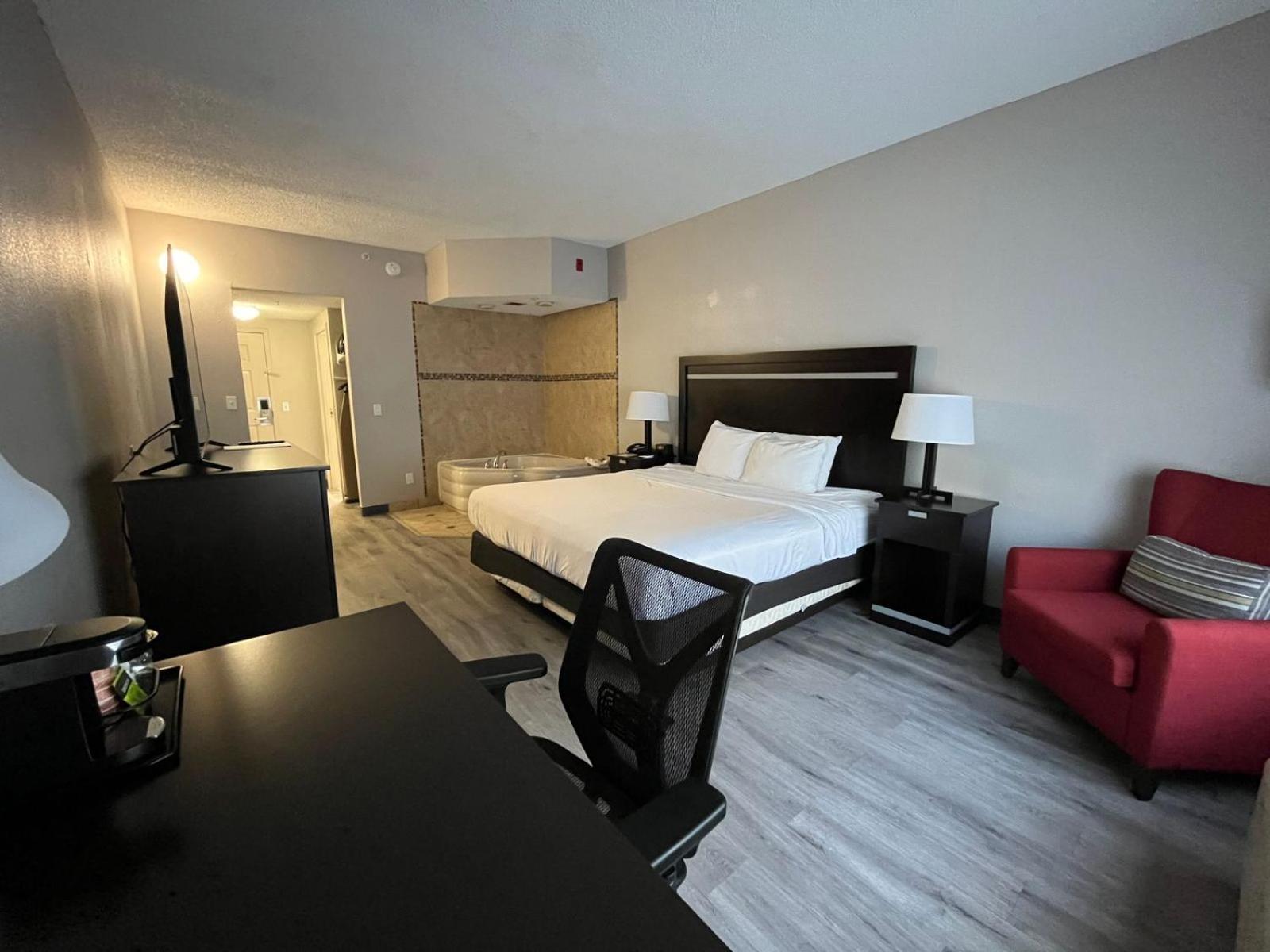 King Suite with Whirlpool - Non-Smoking - Photo 1