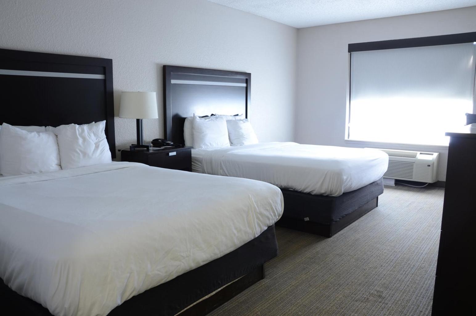 Queen Room with Two Queen Beds and Roll-In Shower - Non-Smoking - Photo 2