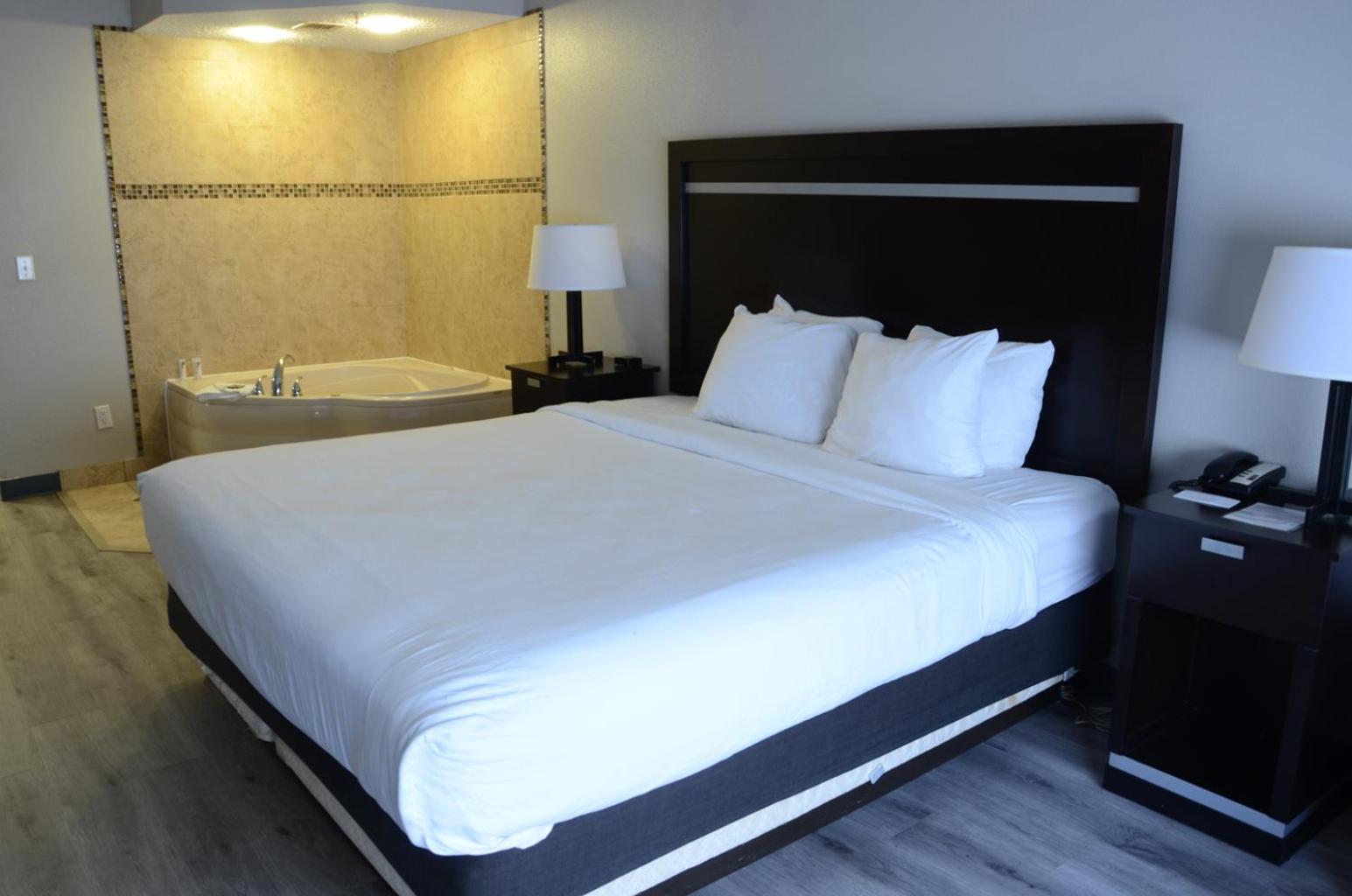 King Suite with Whirlpool - Non-Smoking - Photo 3