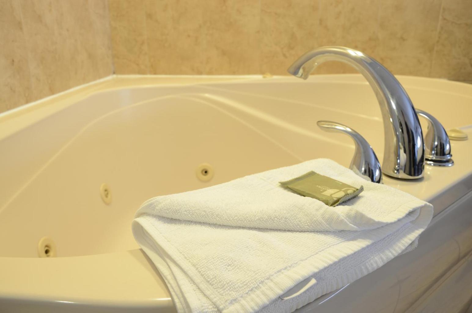King Suite with Whirlpool - Non-Smoking - Photo 4