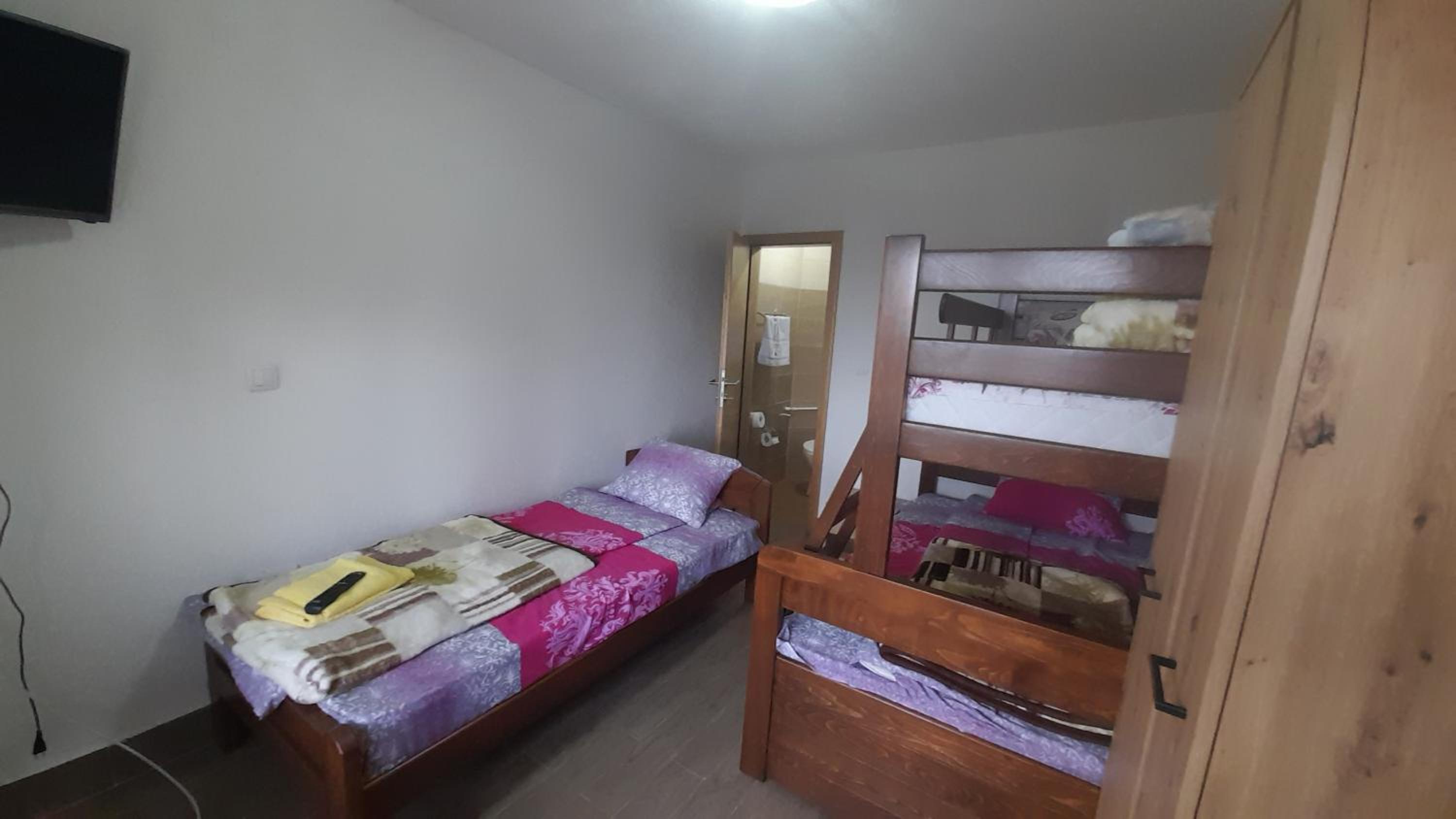 Economy Triple Room photo 2