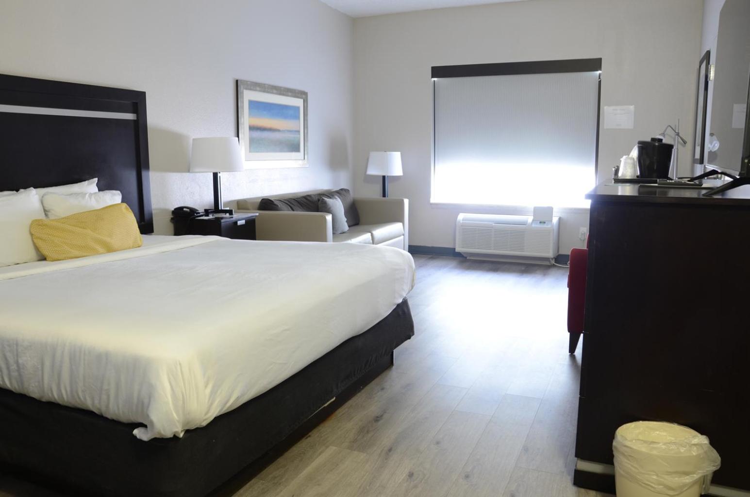 Queen Room with Two Queen Beds - Non-Smoking - Photo 1