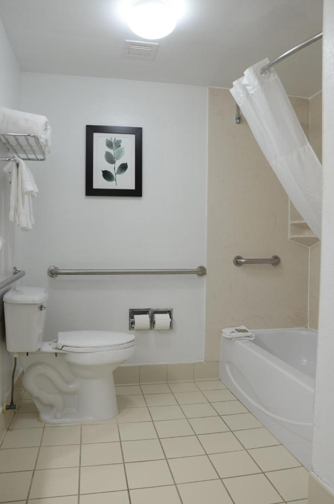 Queen Room with Two Queen Beds - Non-Smoking - Photo 9