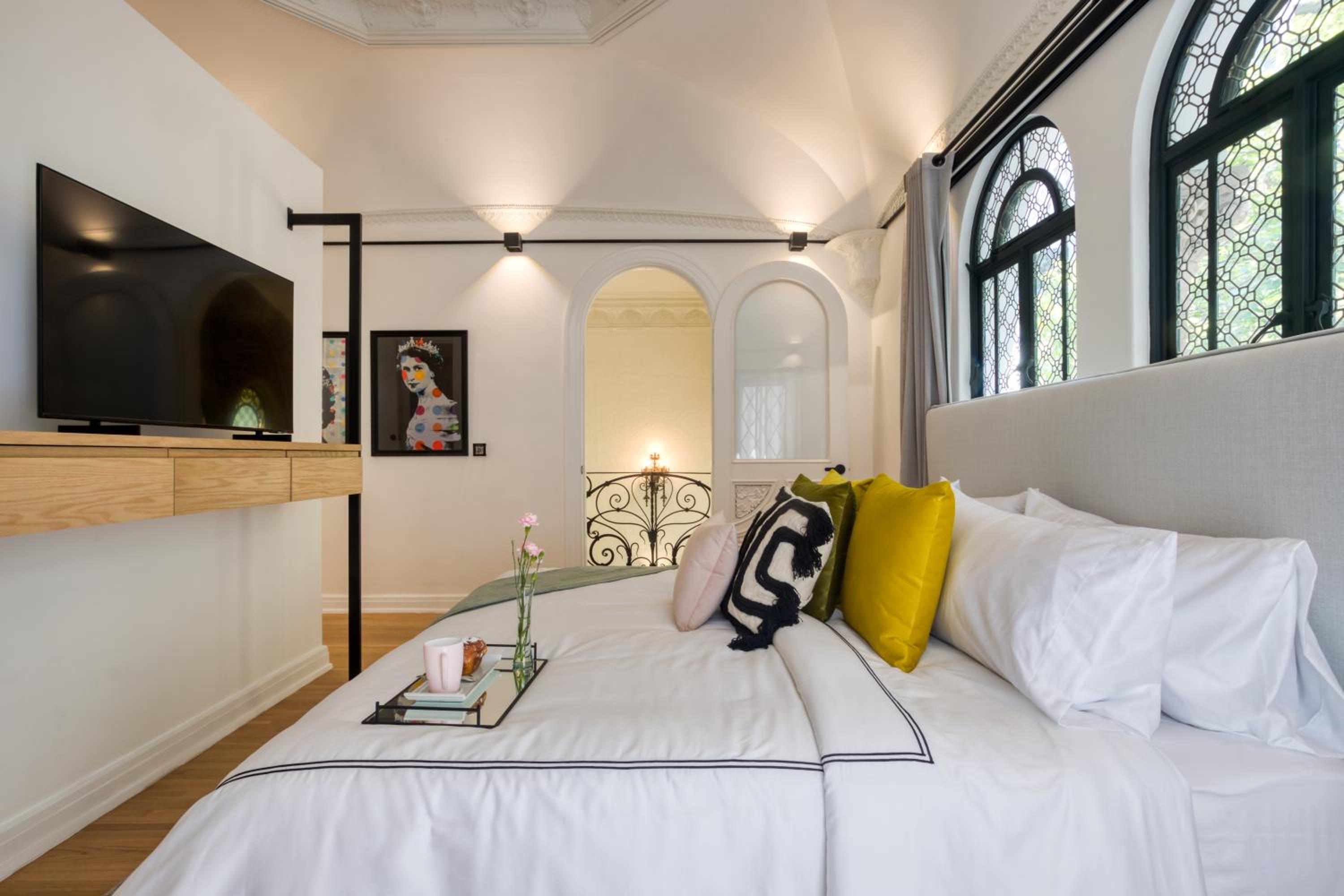 Queen Elizabeth’s Room with a Balcony - Photo 6