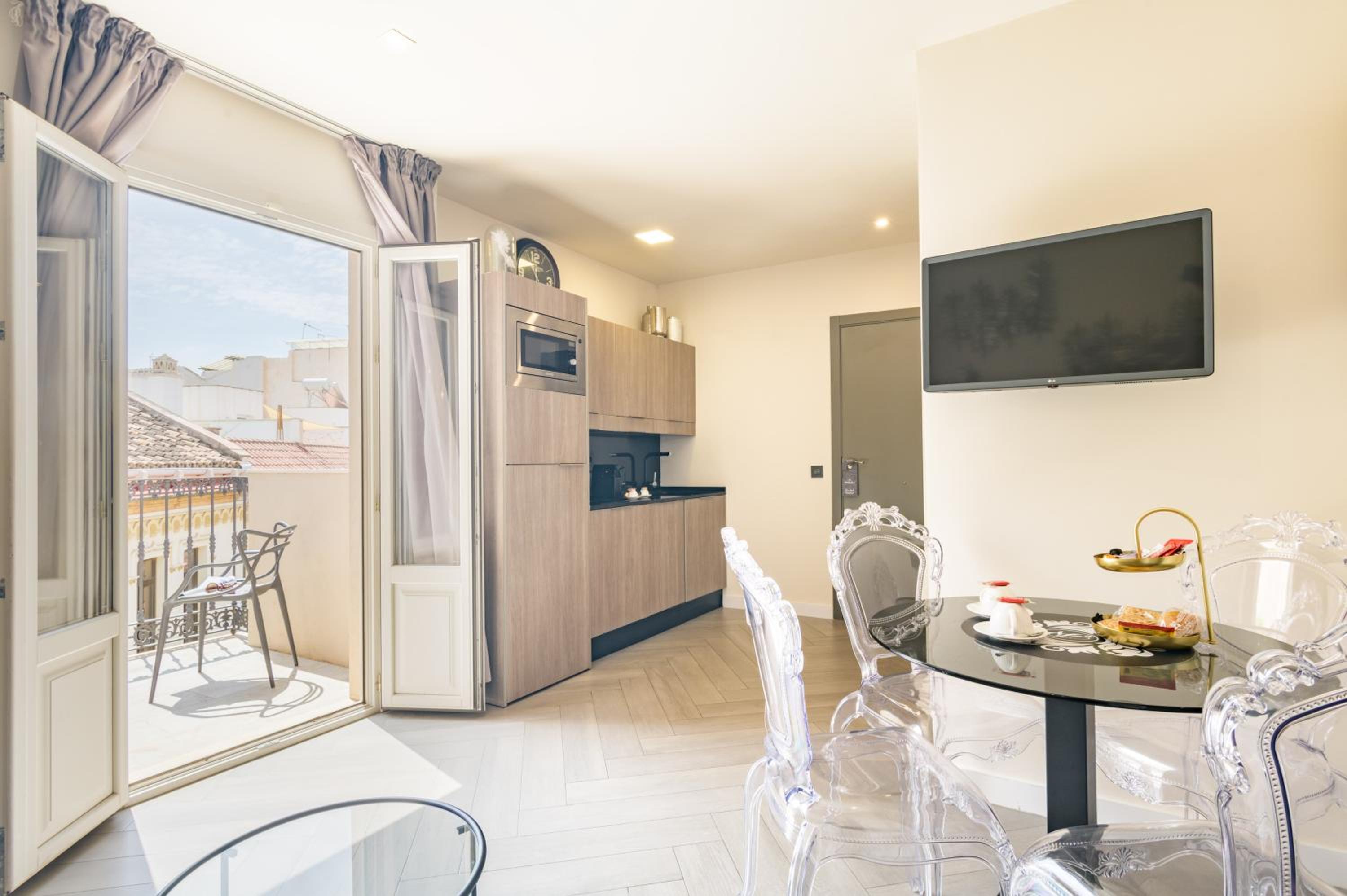 One-Bedroom Apartment with Balcony and City View photo 3