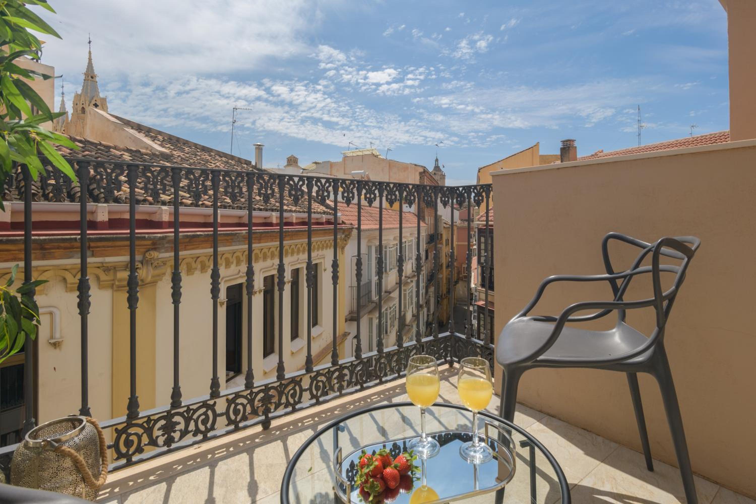 One-Bedroom Apartment with Balcony and City View photo 1
