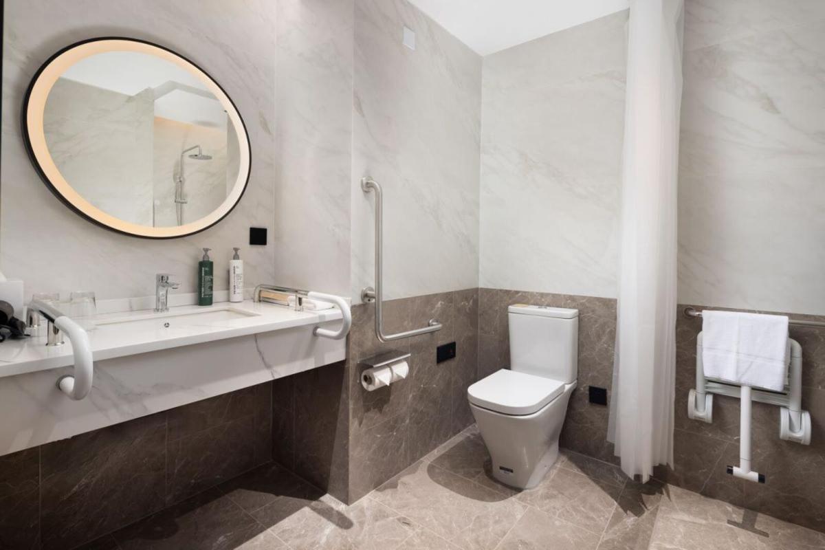 King Room - Mobility Accessible  photo 3