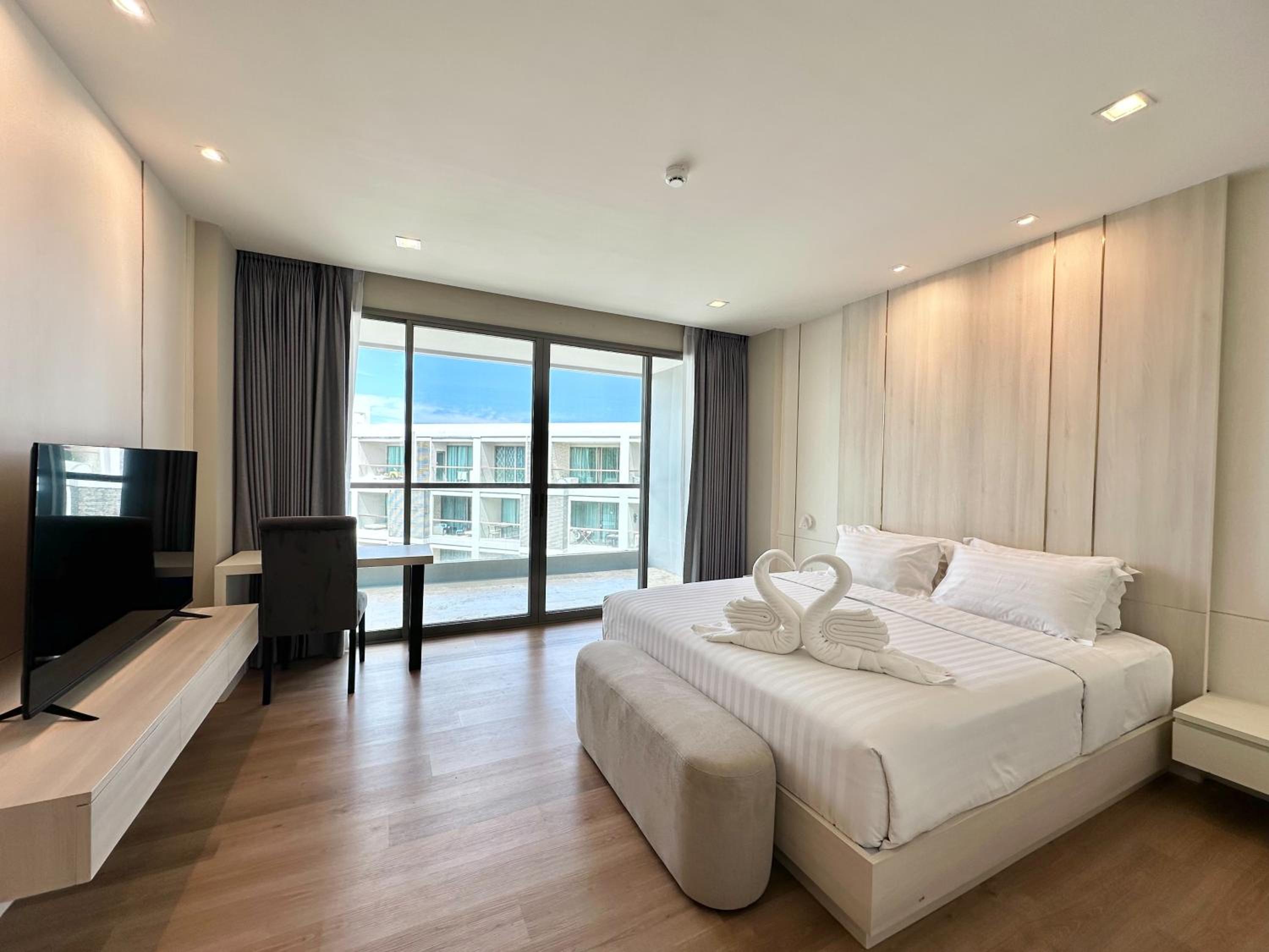 King Suite with Pool View - Photo 1