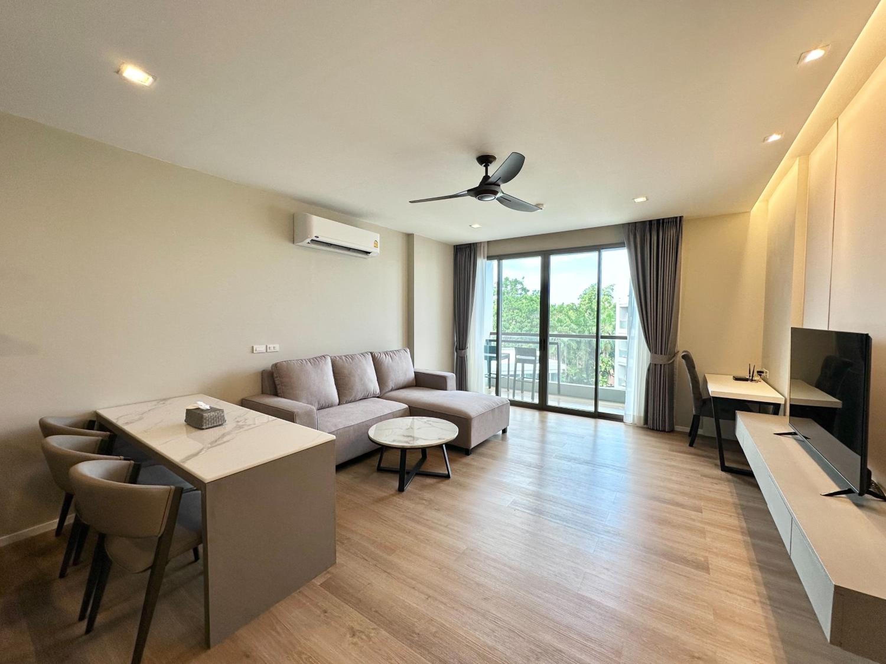 King Suite with Pool View - Photo 6
