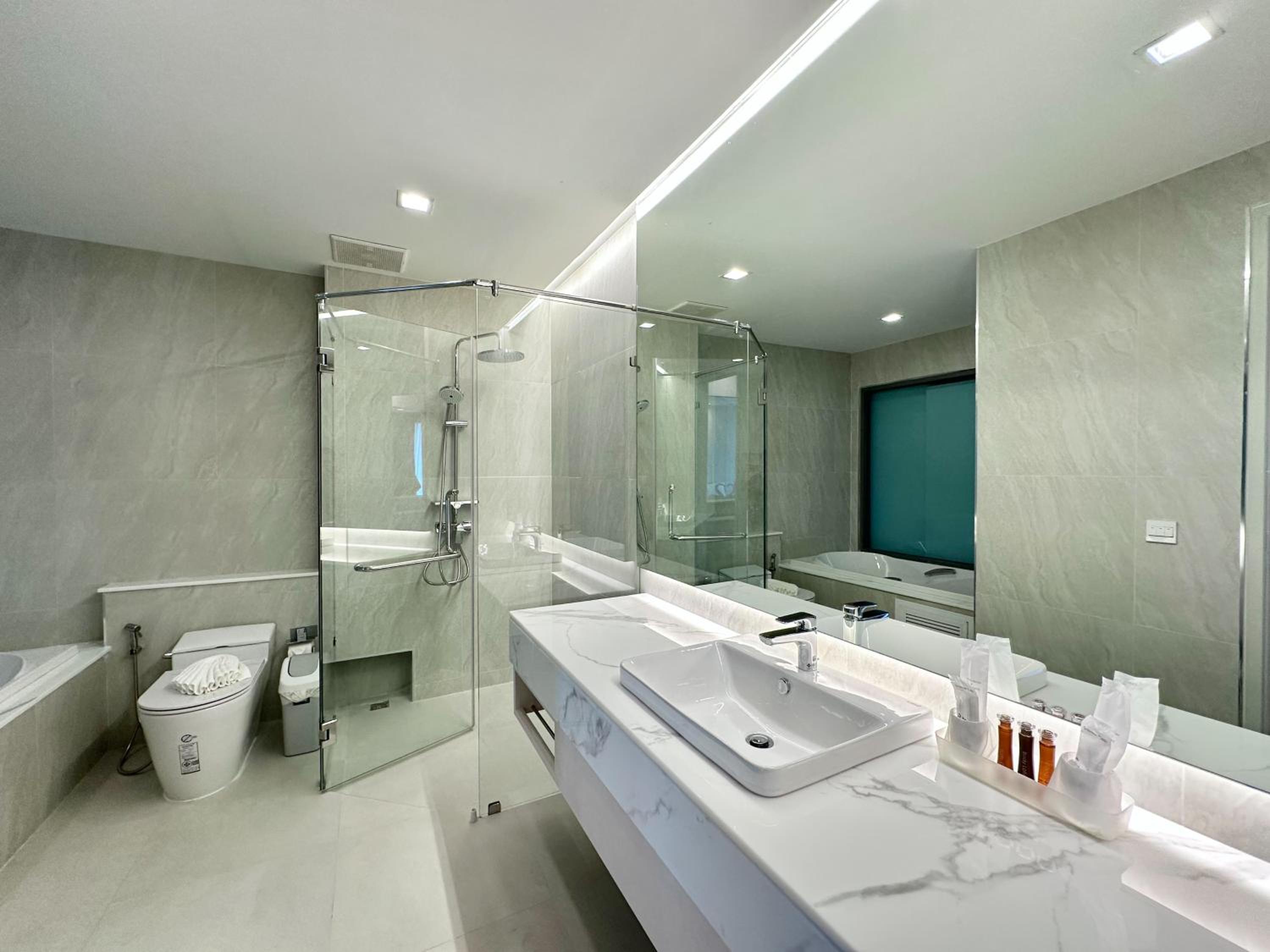 King Suite with Pool View - Photo 5
