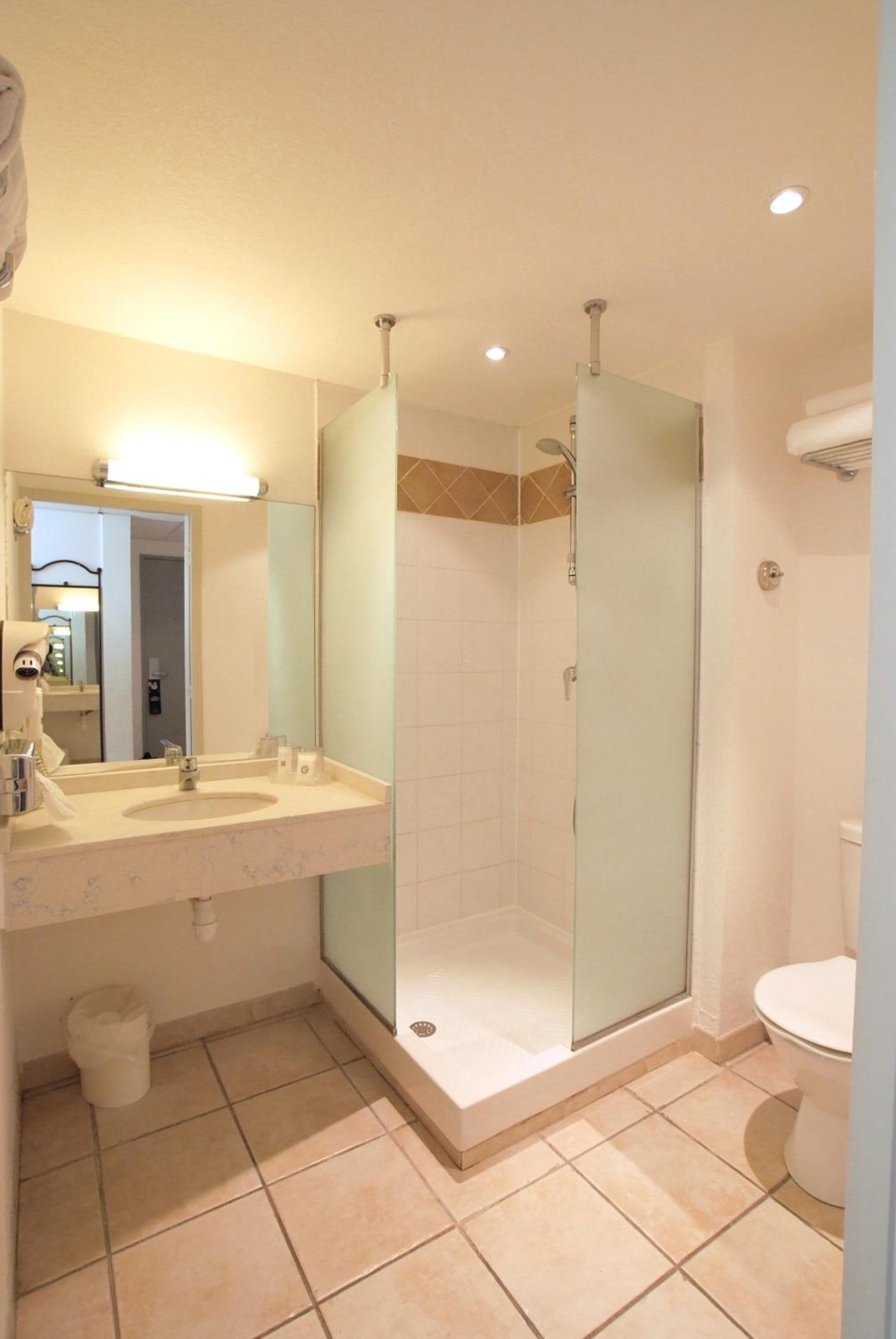 Comfort Queen Room - Photo 11