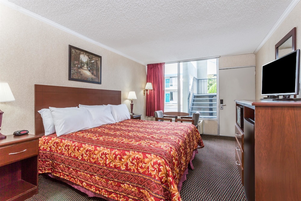 Business Room, 1 King Bed, Non Smoking photo 2