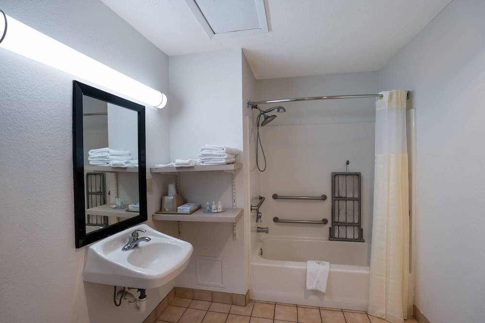 Room, 1 King Bed, Accessible, Non Smoking photo 3