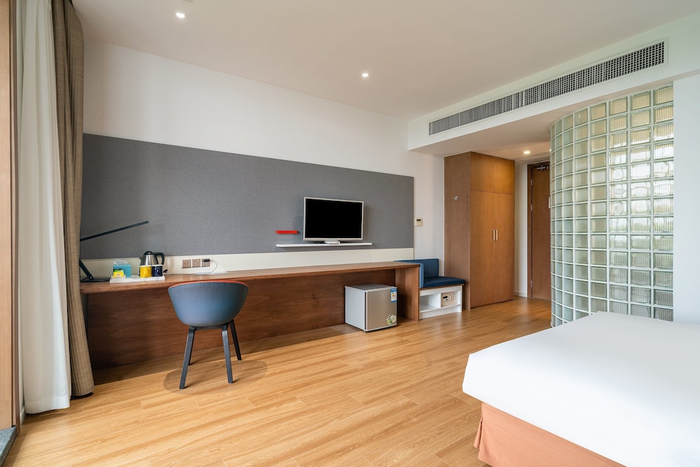 Standard Room, 1 Queen Bed photo 3