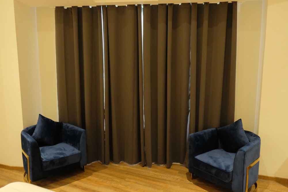 Executive Suite - Photo 3