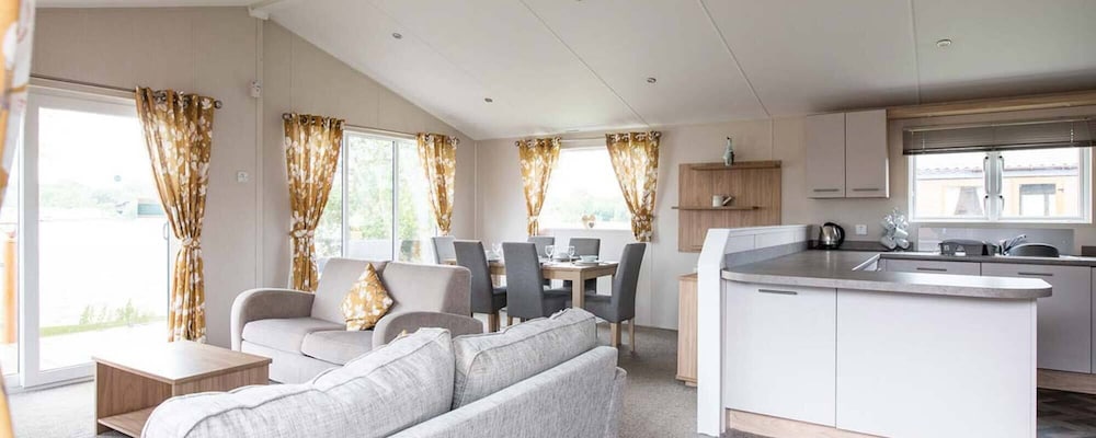 Exc Lake 6 Berth Lodge HT, Priv Peg PF