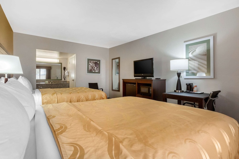 2 Queen Beds, Nonsmoking, Pet Friendly - Photo 3