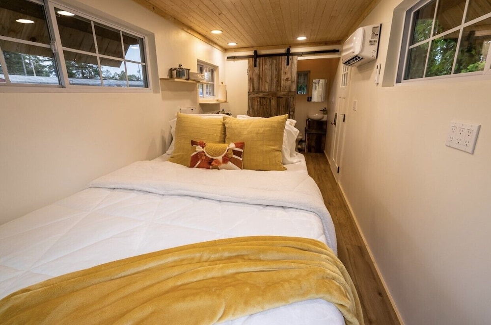 Basic Cabin, 1 Queen Bed, River View photo 3