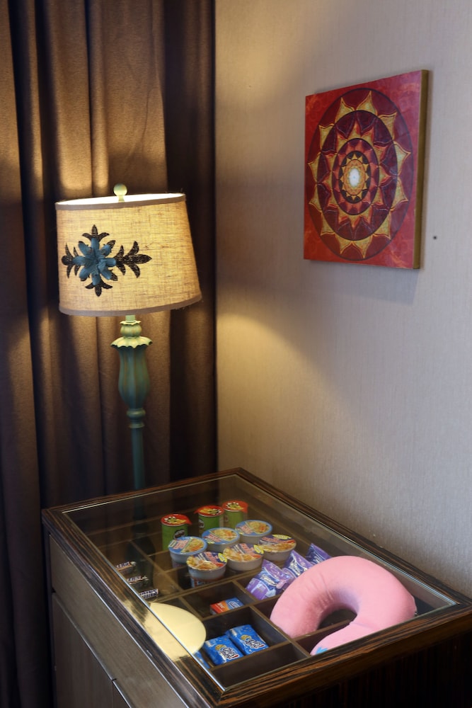 Deluxe Queen Room - Photo 10