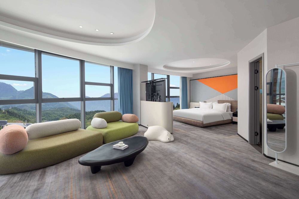 Suite, 1 King Bed, Non Smoking, Mountain View